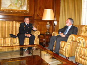 Alfonso Navarro, nuevo comisario de Policía de Cartagena, departe con el presidente de la Asamblea Regional de Murcia, Francisco Celdrán Vidal