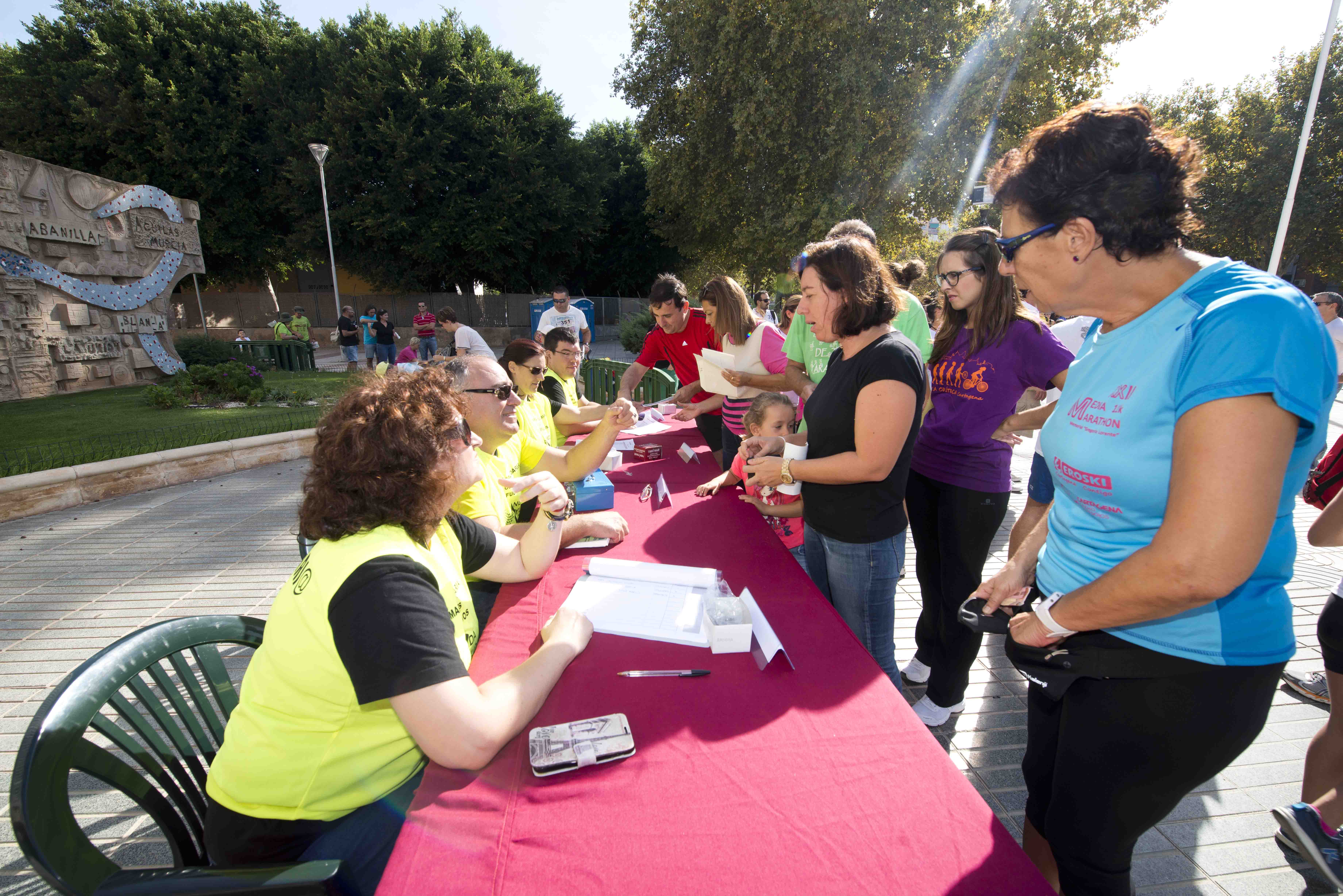 Venta y recogida de dorsales en la puerta de la Asamblea Regional antes del comienzo de la marcha.