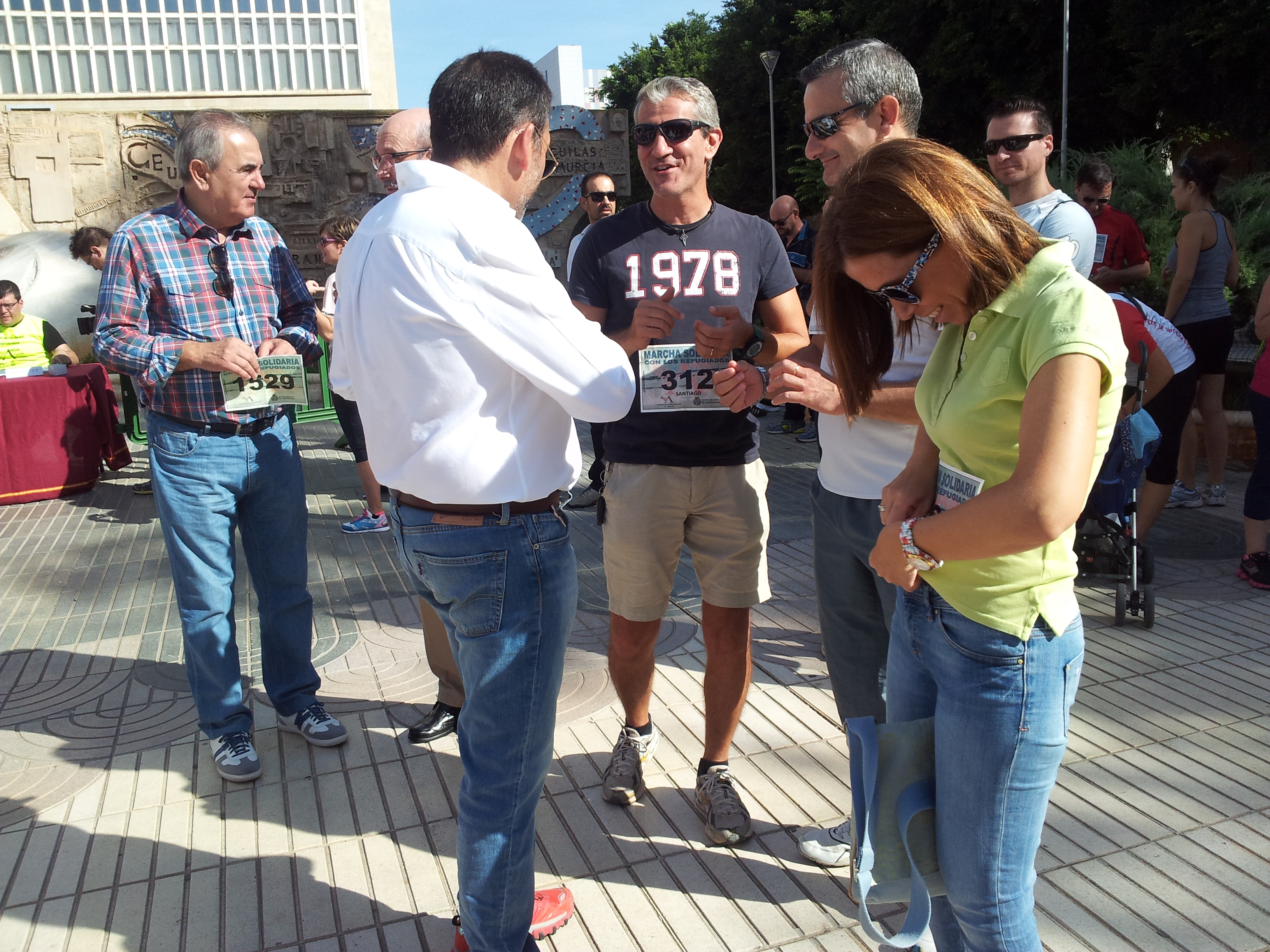 El alcalde de Cartagena, José López, y la vicealcaldesa, Ana Belén Castejón, se colocan los dorsales antes de iniciar la marcha