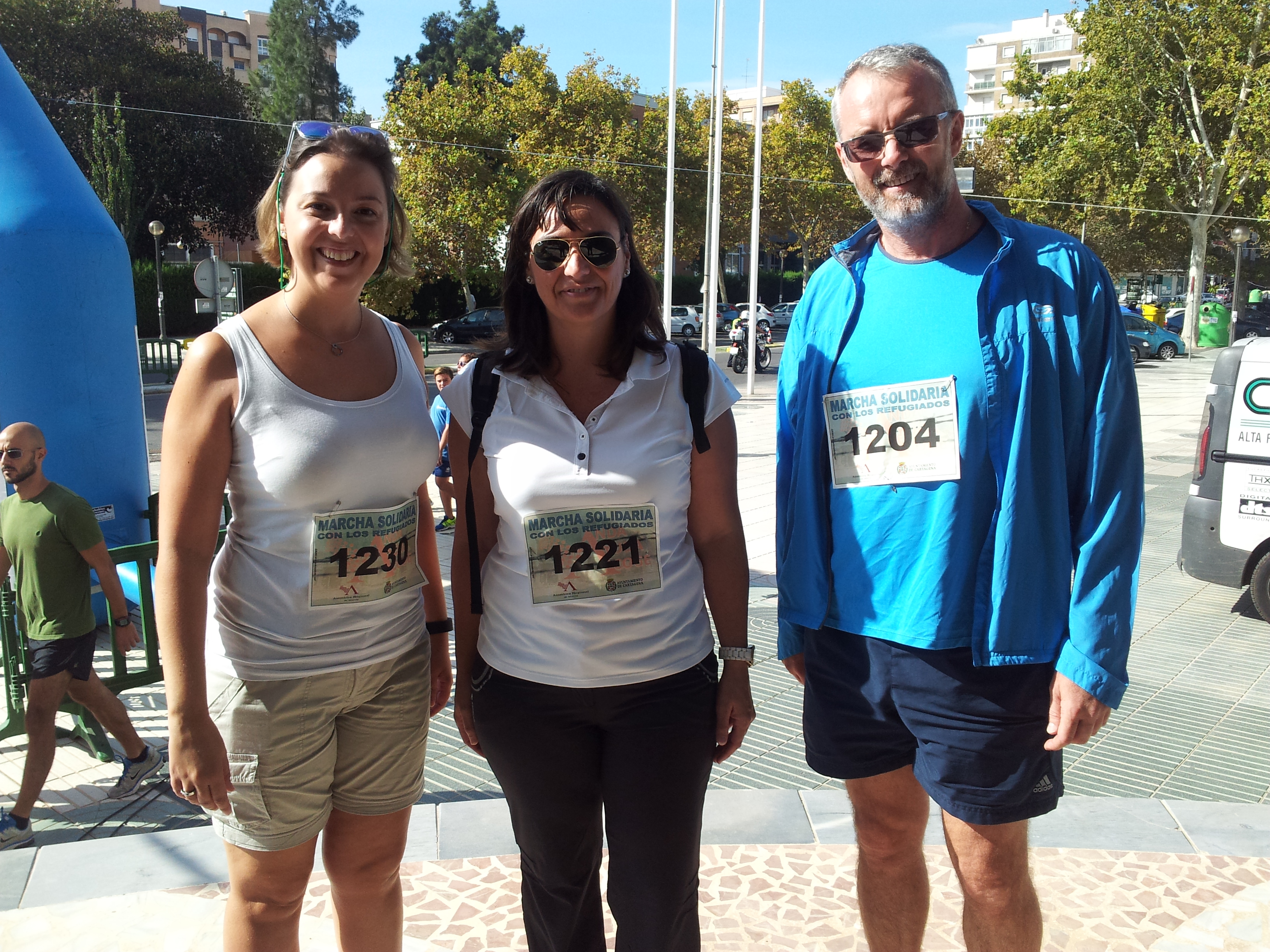 Domingo José Segado, Inmaculada González e Isabel Soler, diputados del Grupo Parlamentario Popular, con sus dorsales en la Marcha solidaria con los Refugiados.