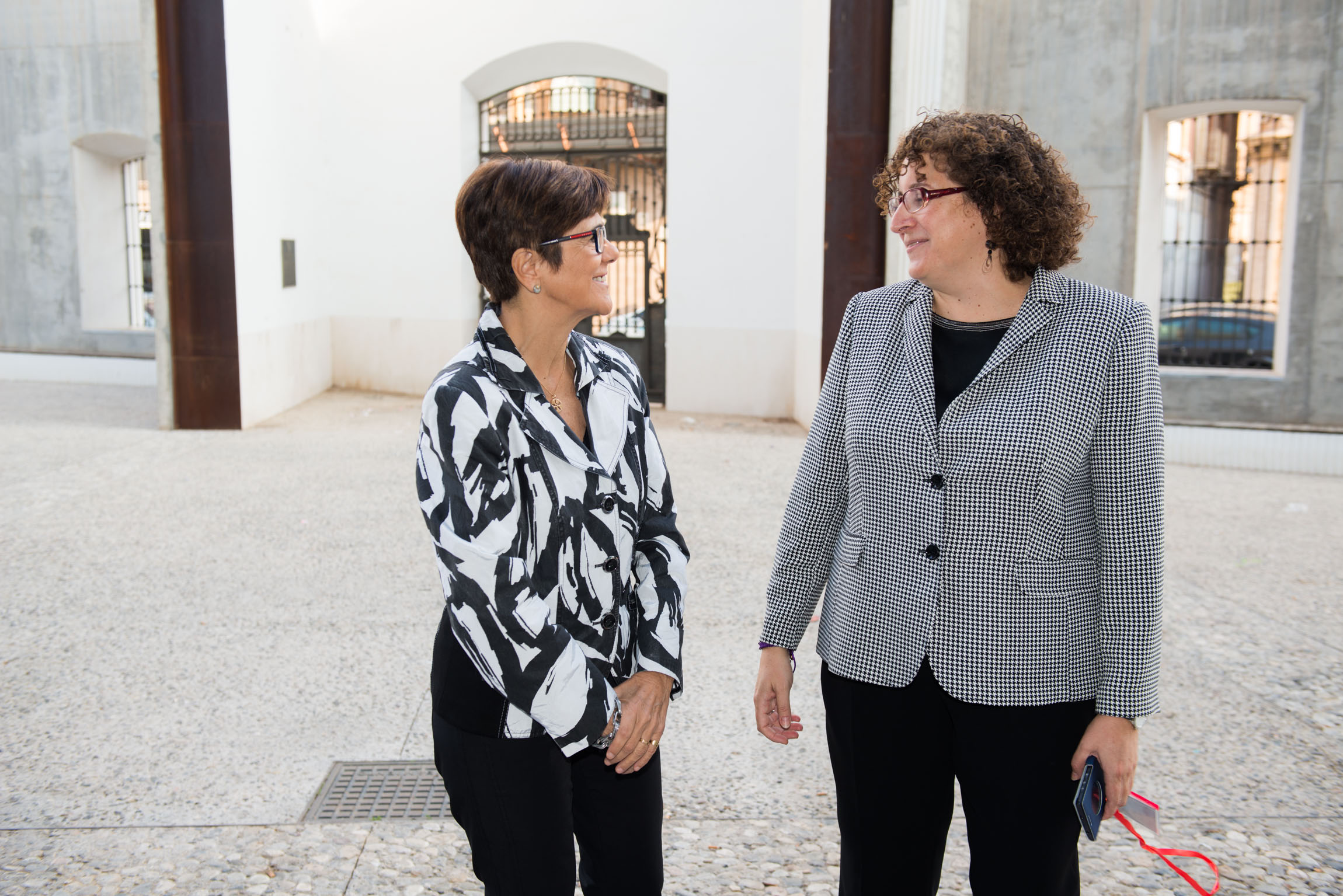 La presidenta de la Asamblea, Rosa Peñalver, y Esther Martos, presidenta de la Coordinadora Estatal de Mujeres Abogadas.