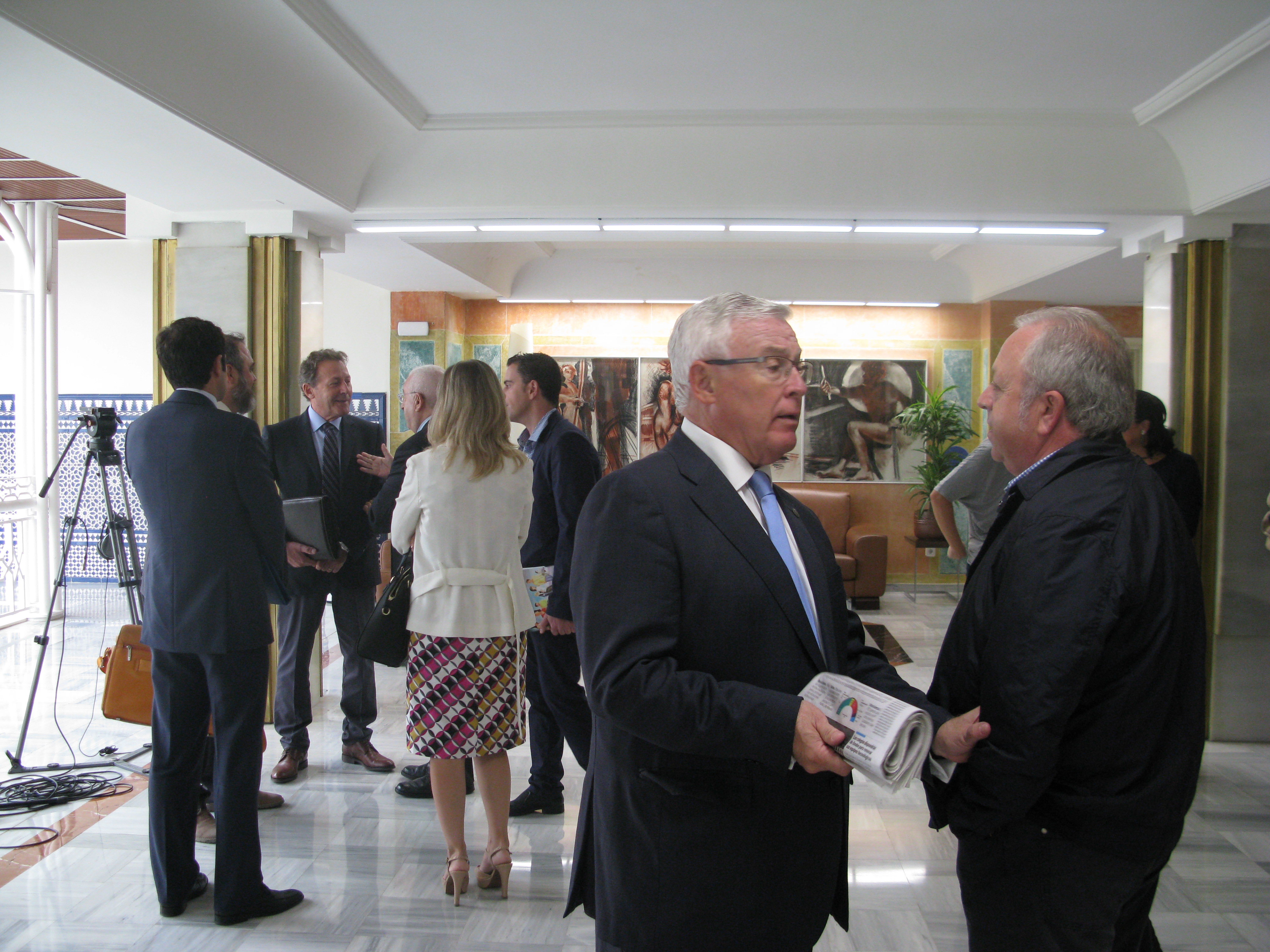 Miembros del Consejo de la Transparencia antes de ser recibidos por la presidenta de la Asamblea Regional de Murcia.