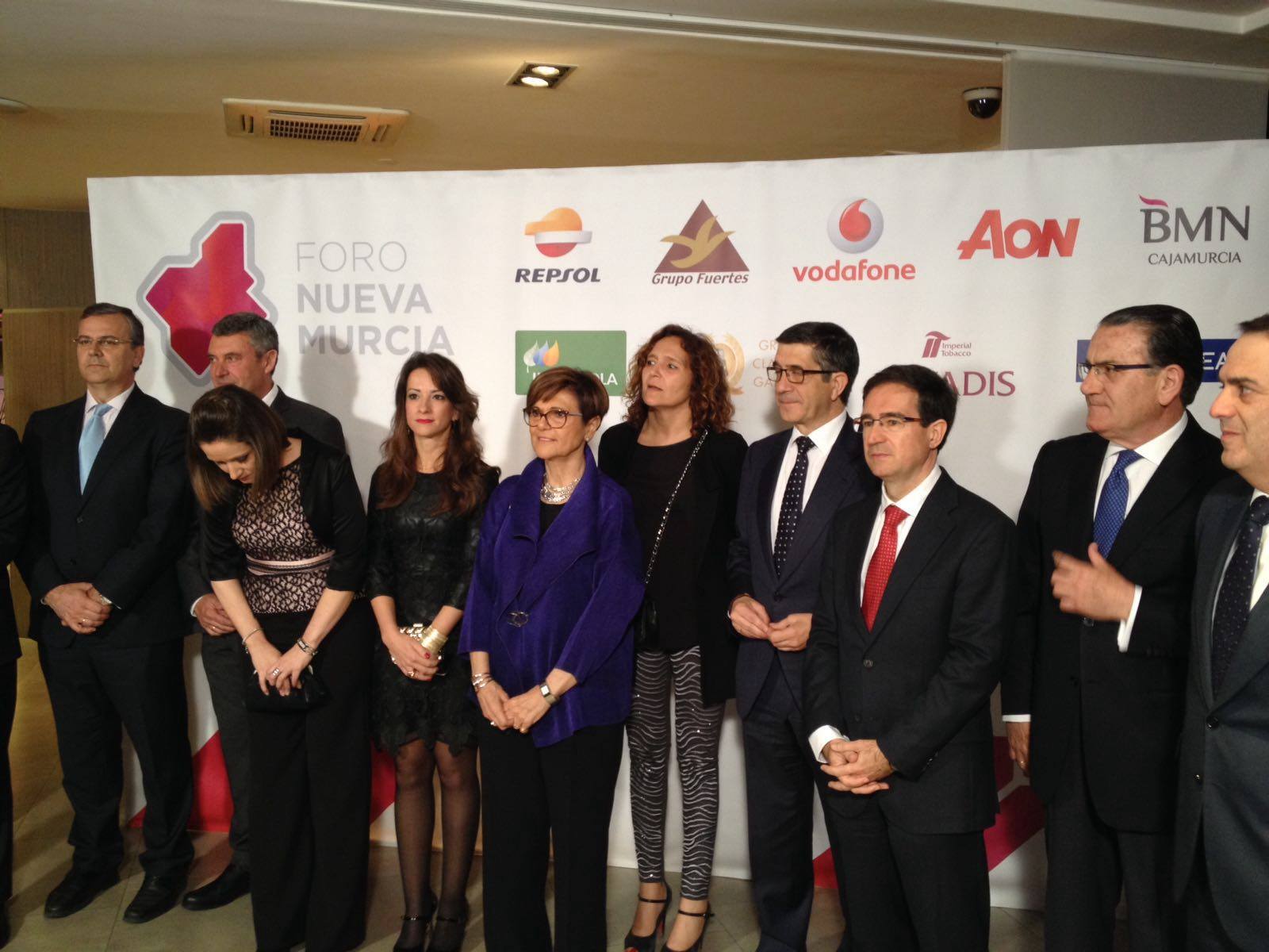 La presidenta de la Asamblea asistió a la entrega de premios del Foro Nueva Murcia