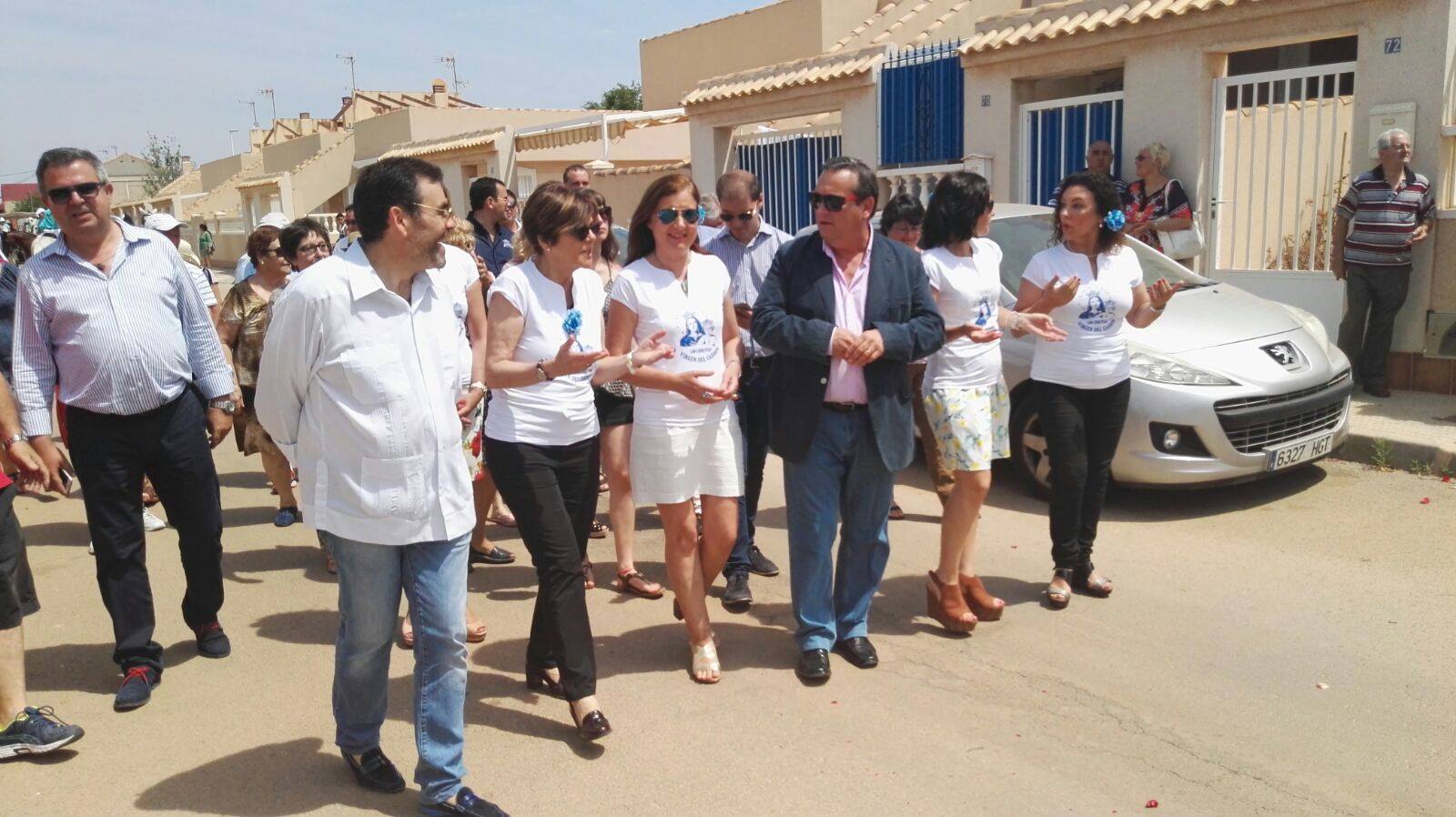 Rosa Peñalver participa en la procesión de la Virgen del Carmen, en los Urrutias