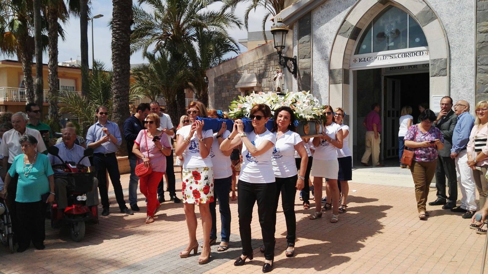Rosa Peñalver participa en la procesión de la Virgen del Carmen, en los Urrutias