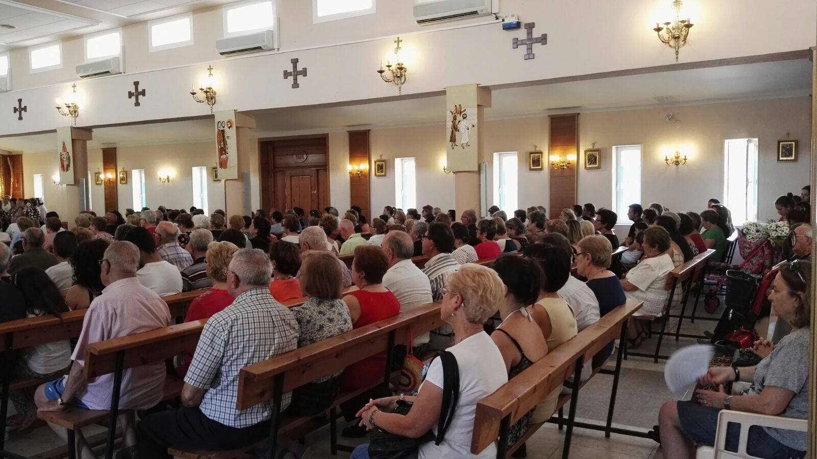 Rosa Peñalver participa en la procesión de la Virgen del Carmen, en los Urrutias