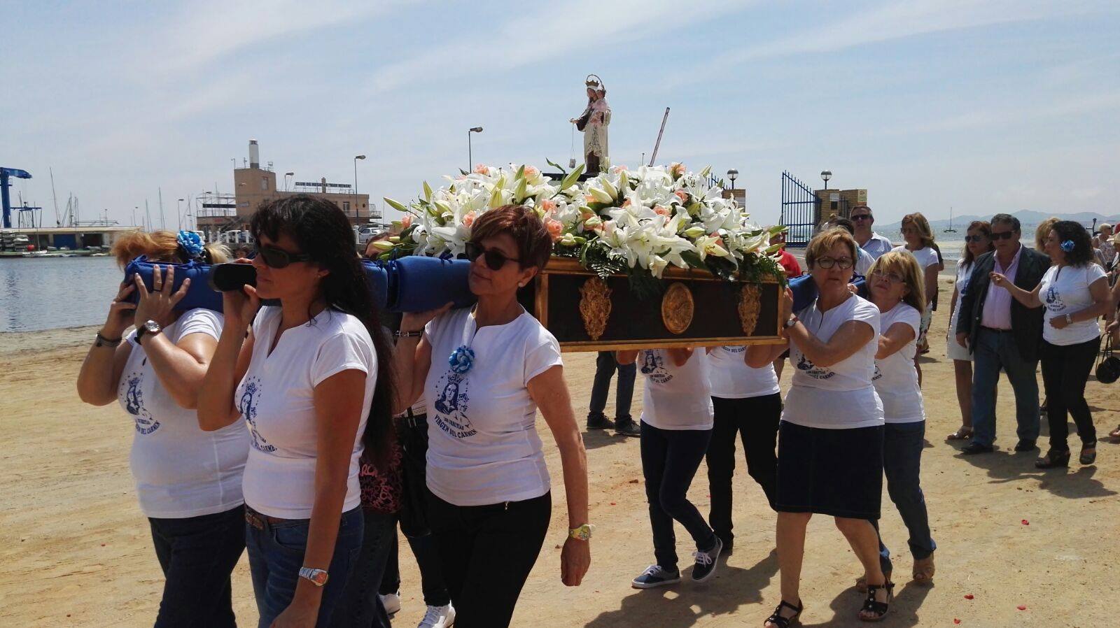 Rosa Peñalver participa en la procesión de la Virgen del Carmen, en los Urrutias
