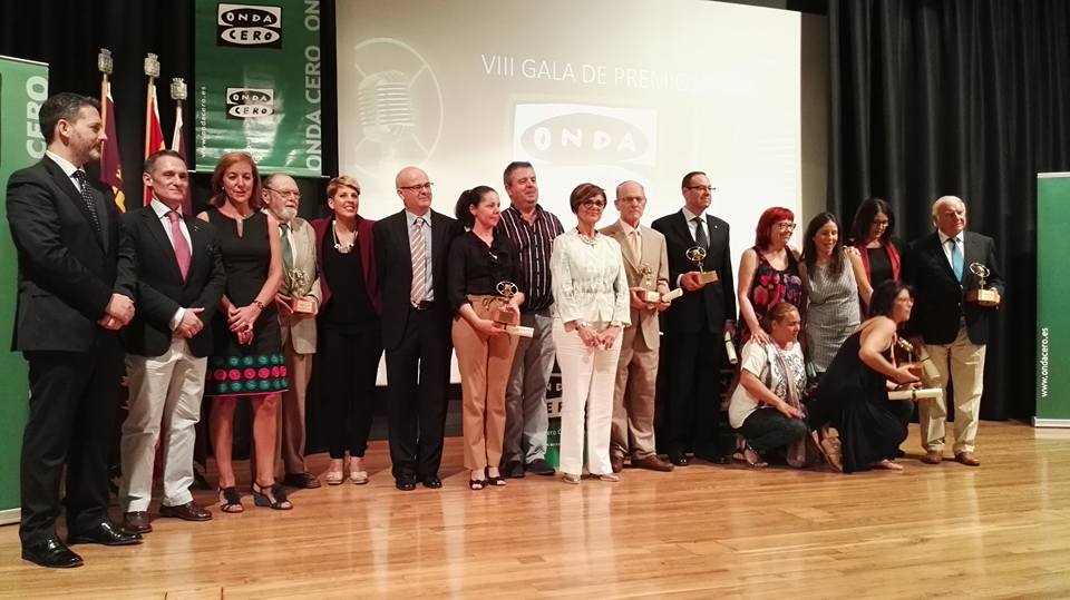 Foto de familia, con los premiados y autoridades