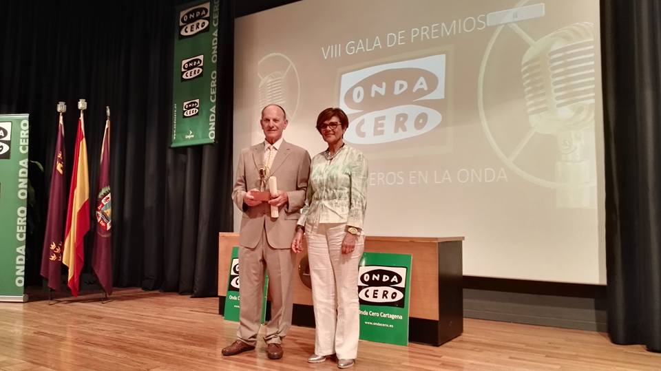Foto de familia, con los premiados y autoridades