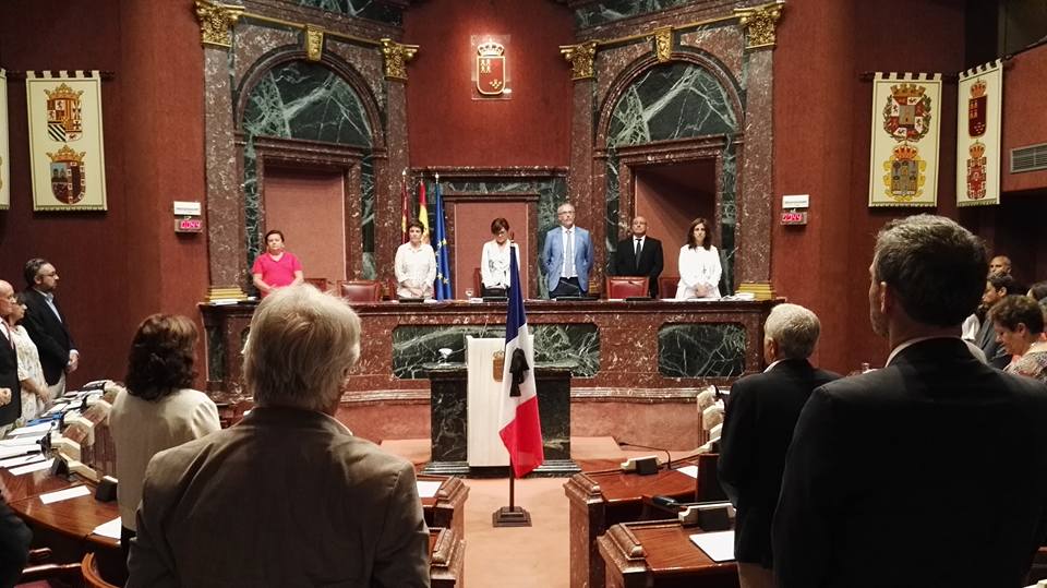 Minuto de silencio en homenaje a las víctimas del atentado en Niza