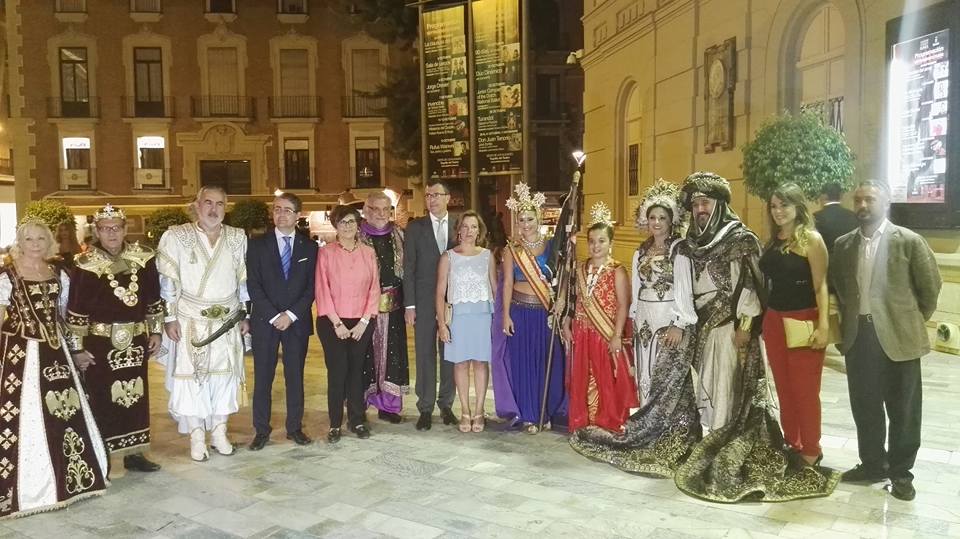 Autoridades, pregonero y miembros de la Federación de Asociaciones de Moros y Cristianos posan a su entrada al Romea