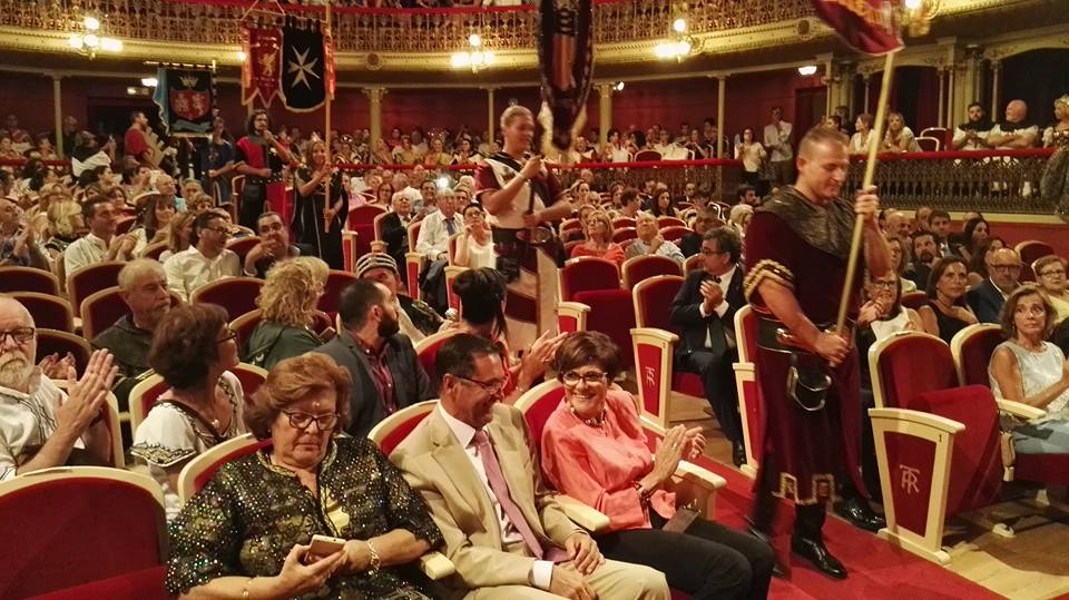 La presidenta asistió anoche al pregón de Moros y Cristianos de Murcia