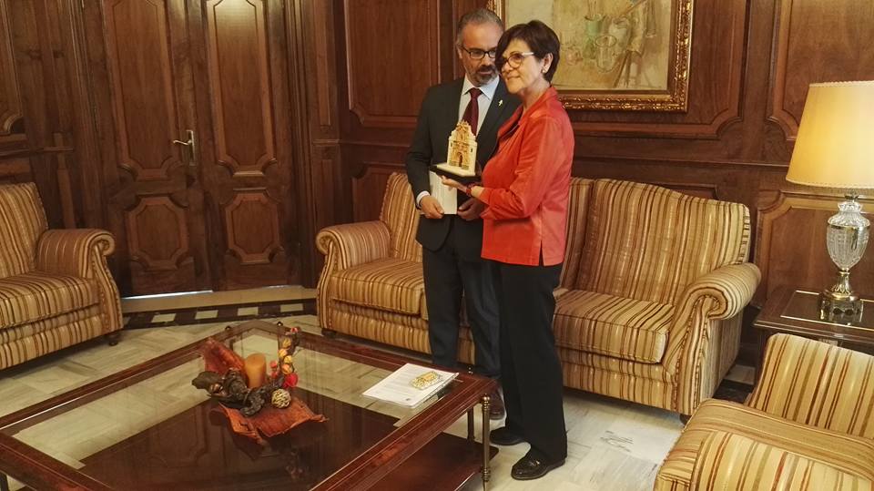 El alcalde de Caravaca de la Cruz, José Moreno Medina, ha visitado a Rosa Peñalver
