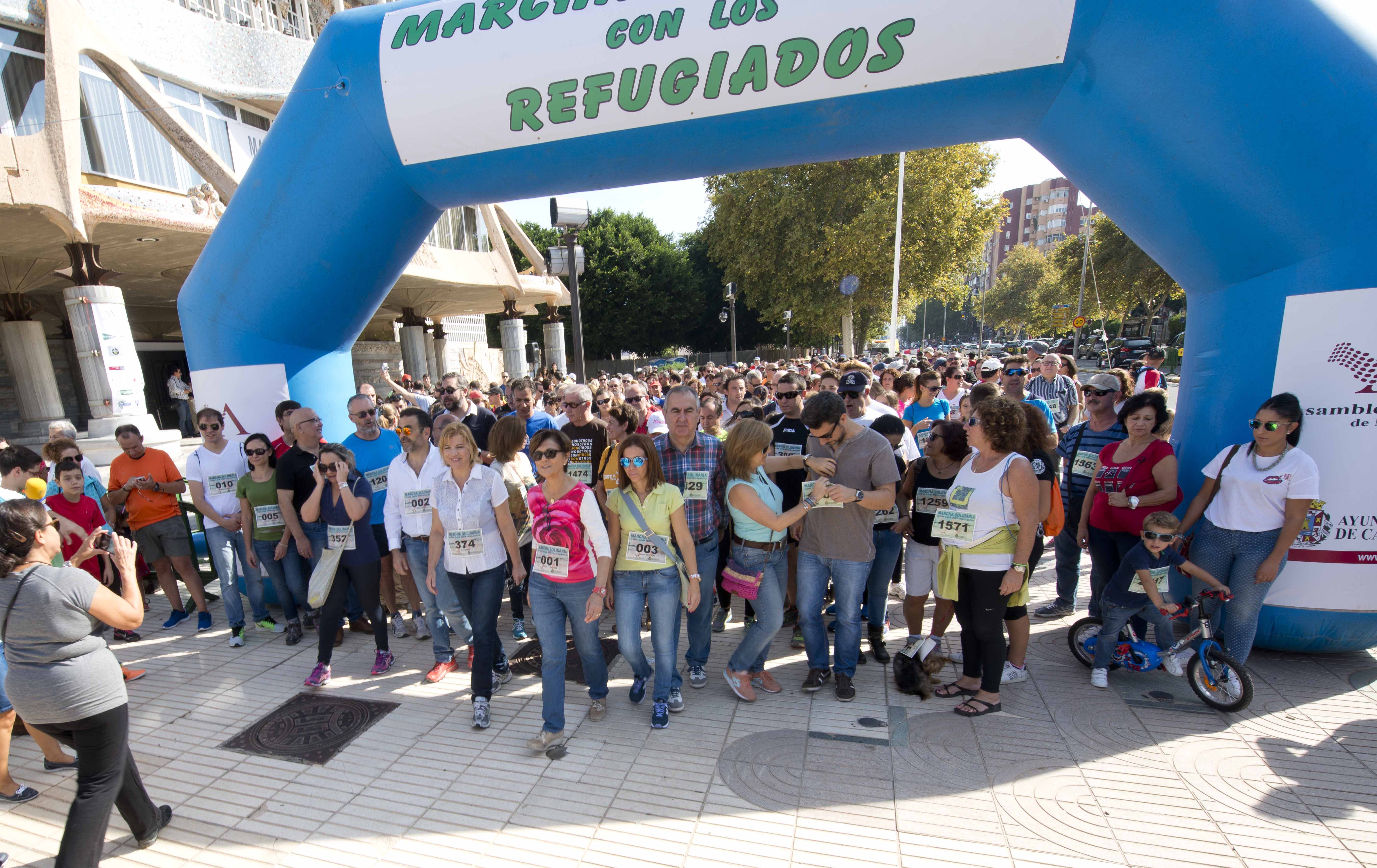 Salida de la Marcha solidaria con los Refugiados de la puerta de la Asamblea Regional.