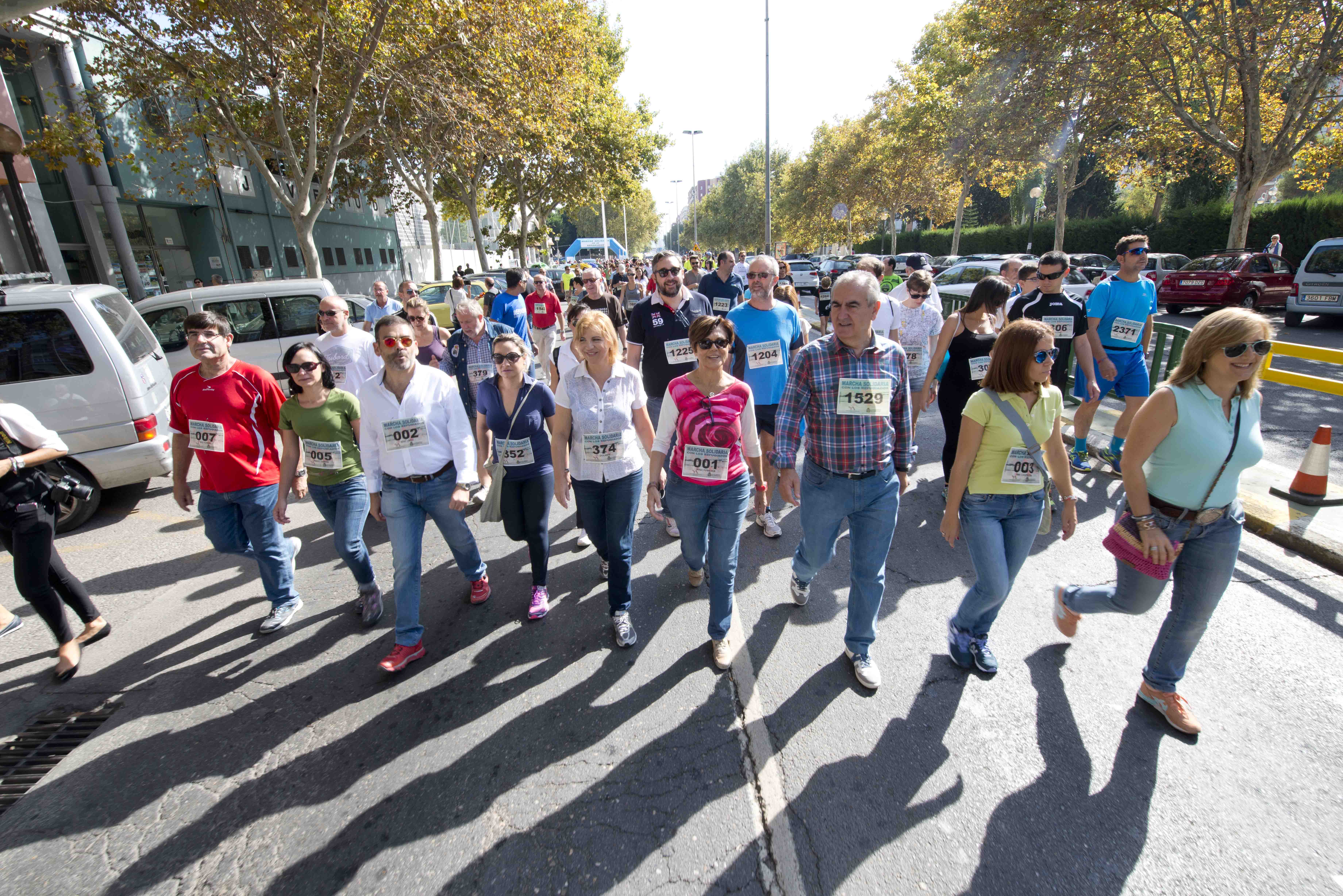 La presidenta de la Asamblea, Rosa Peñalver, el alcalde y la vicealcaldesa de Cartagena, la consejera de Familia, y diputados de los distintos Grupos Parlamentarios en la salida de la marcha.