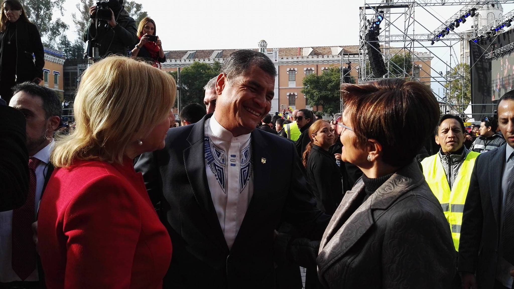 Rosa Peñalver saluda a Rafael Correa, en presencia de Violante Tomás