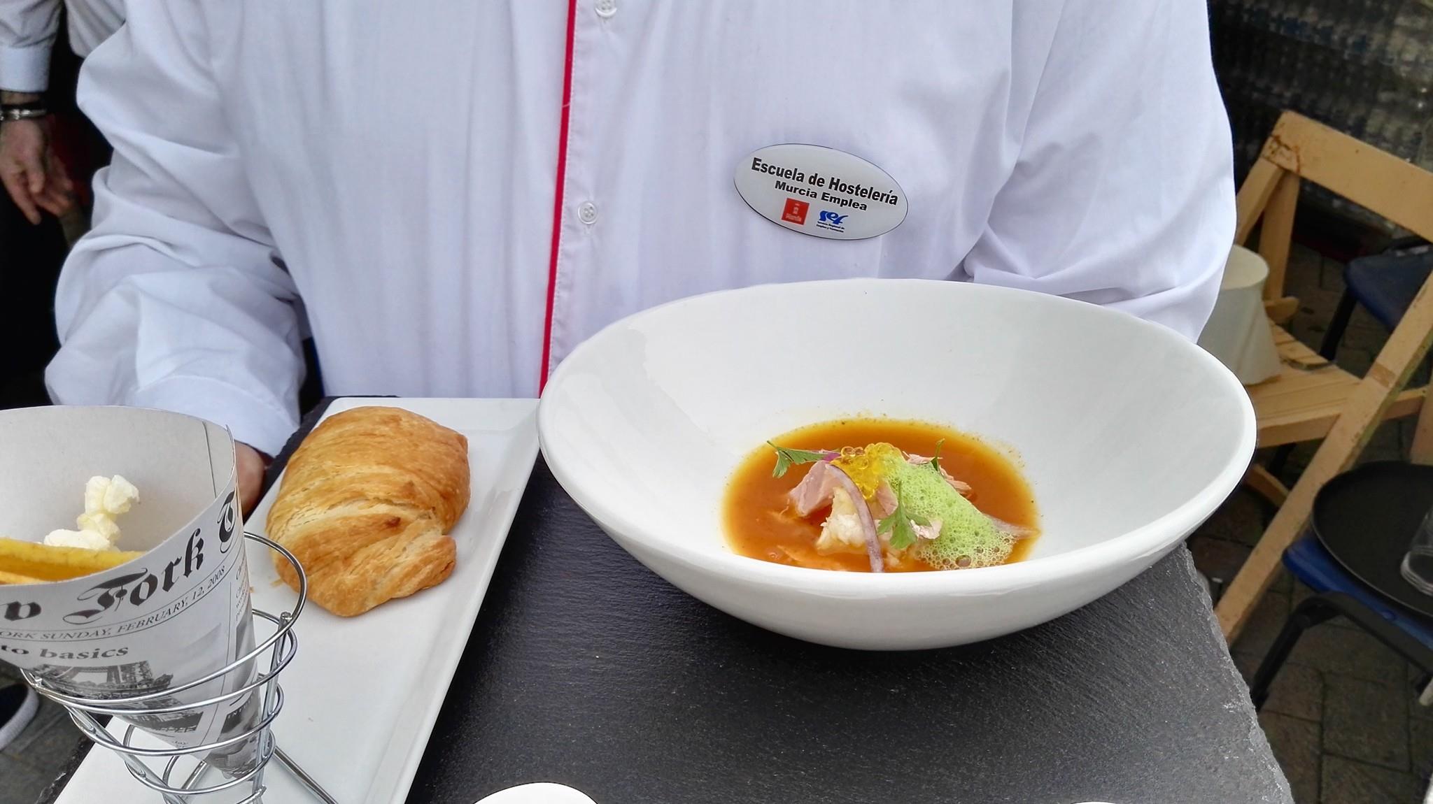 La presidenta de la Asamblea Regional de Murcia ha asistido a la Feria Gastronómica Ecuatoriana en el Cuartel de Artillería
