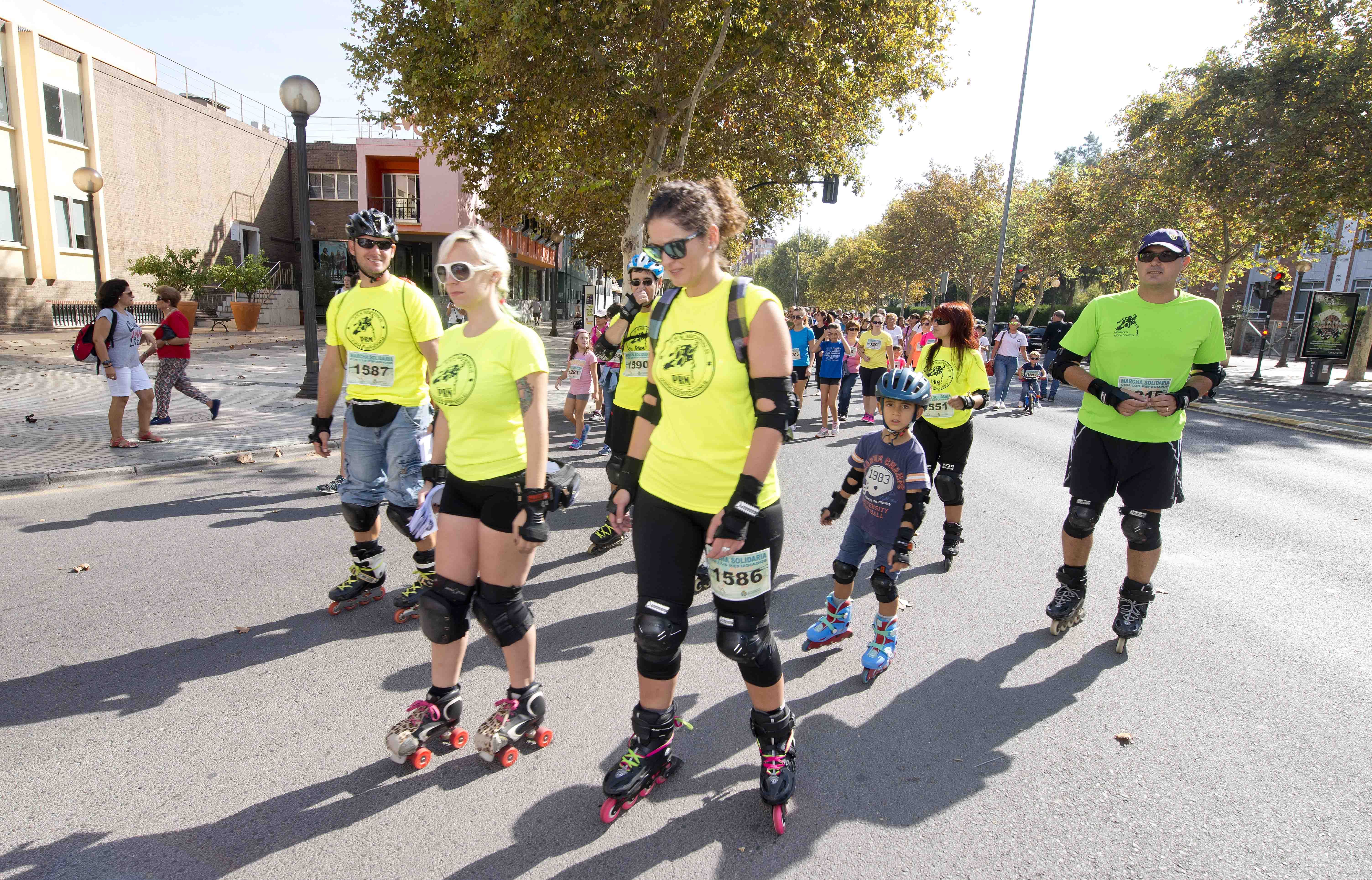 Grupo de patinadores participantes en la Marcha solidaria.