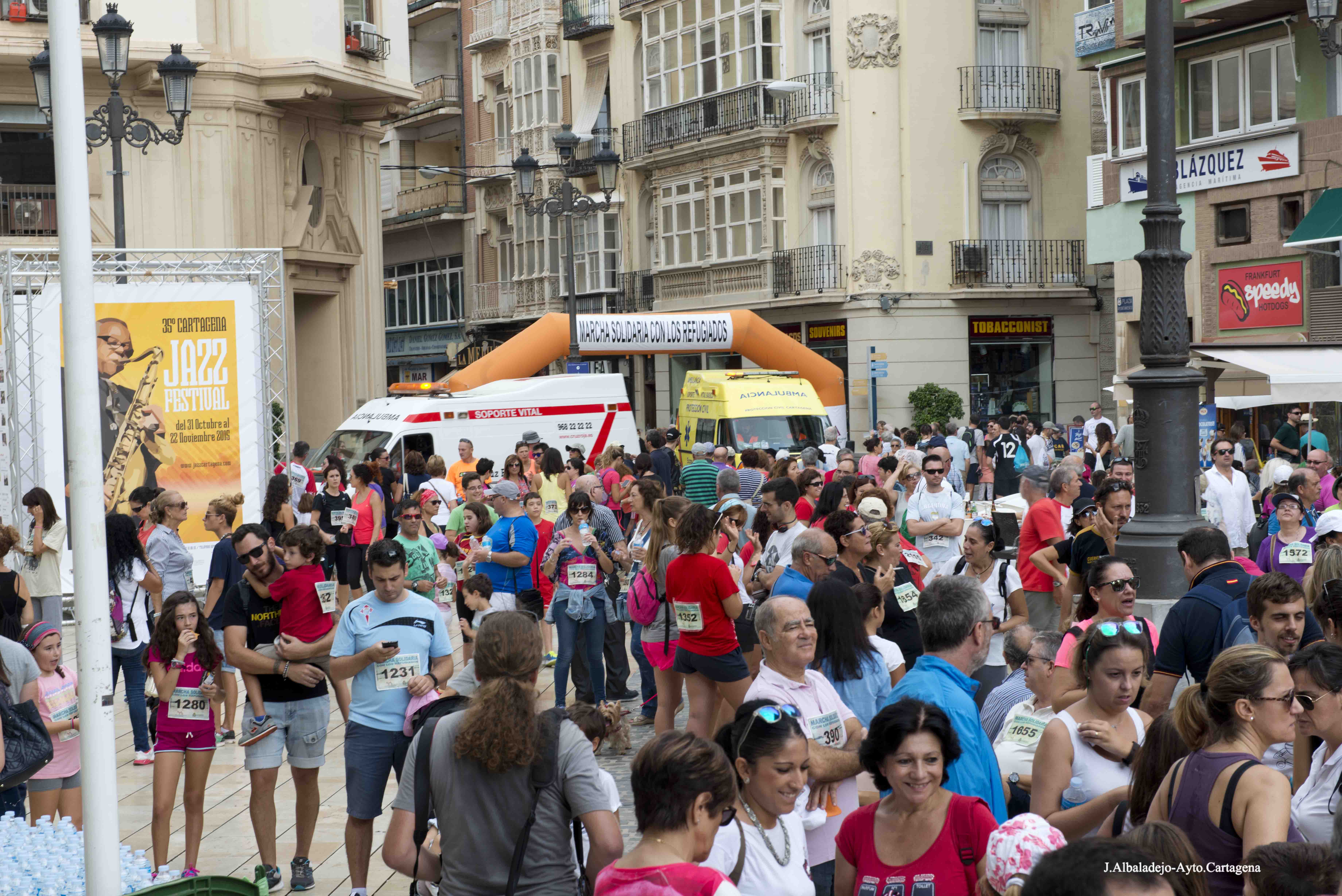 Vista de la llegada de la marcha solidaria a la plaza del Ayuntamiento.