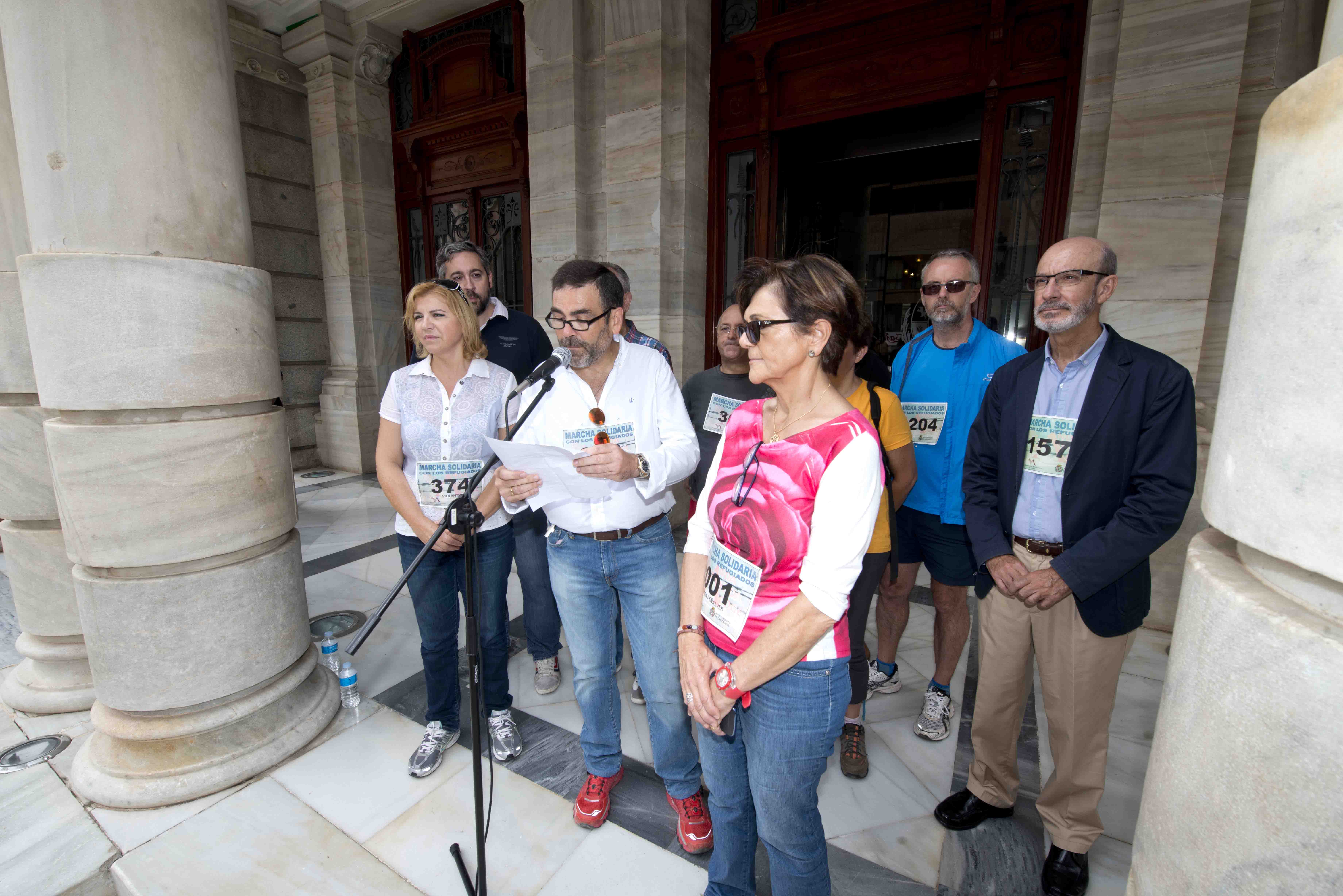 El alcalde de Cartagena, José López, se dirige a los participantes una vez concluida la marcha.