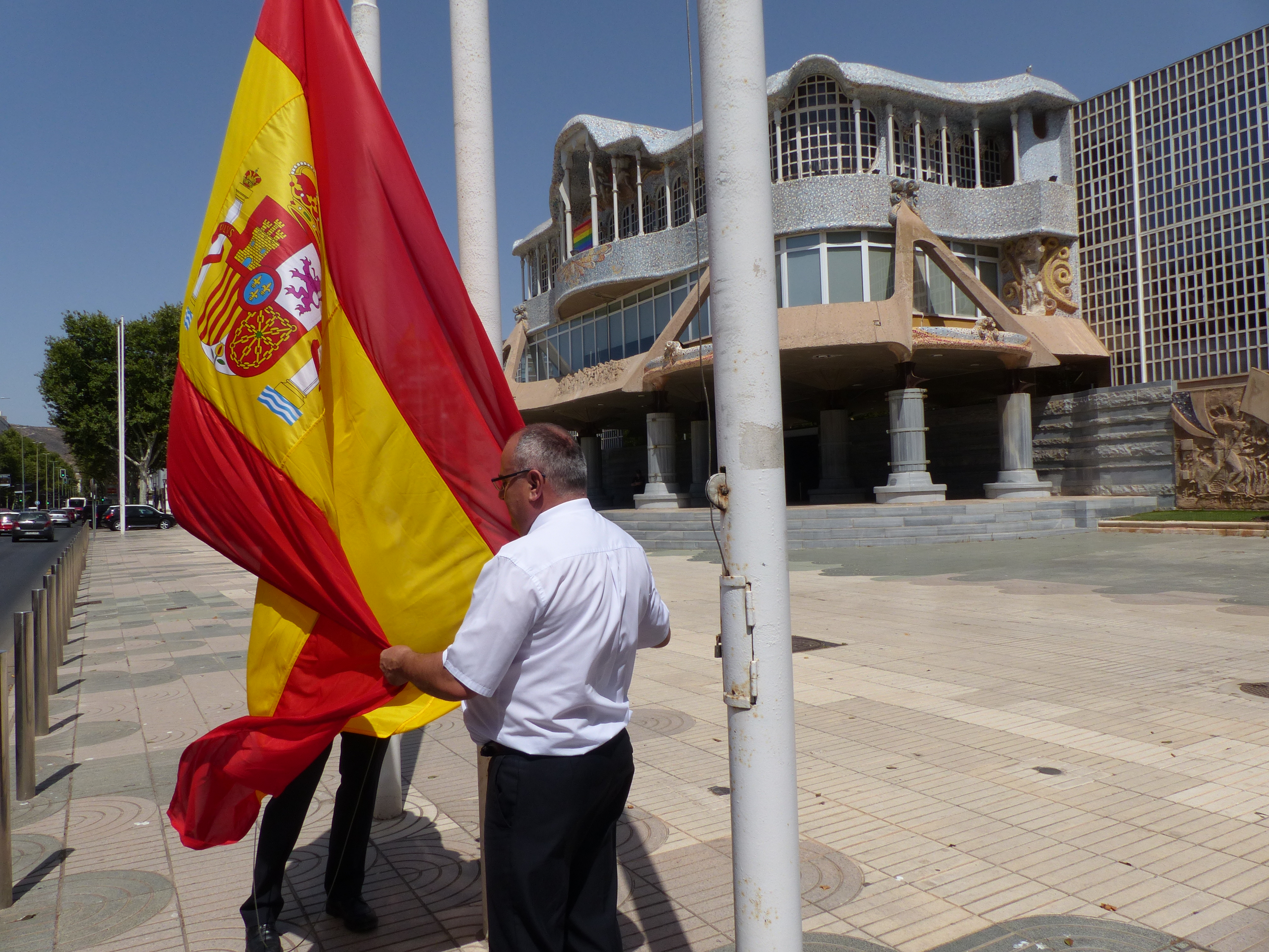 Personal de la Asamblea iza la bandera nacional en los preparativos del Debate de Investidura