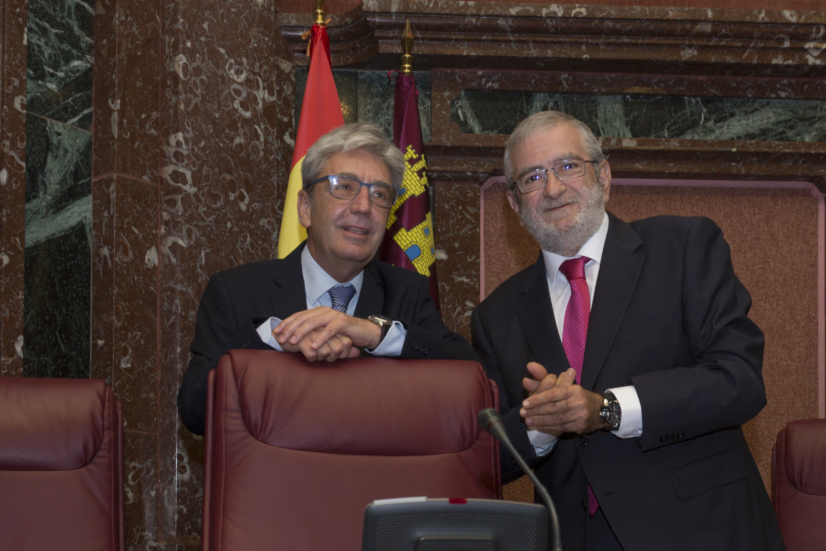 El presidente de la Asamblea, Alberto Castillo, y el vicepresidente primero, Miguel Angel Miralles, antes de comenzar la sesión