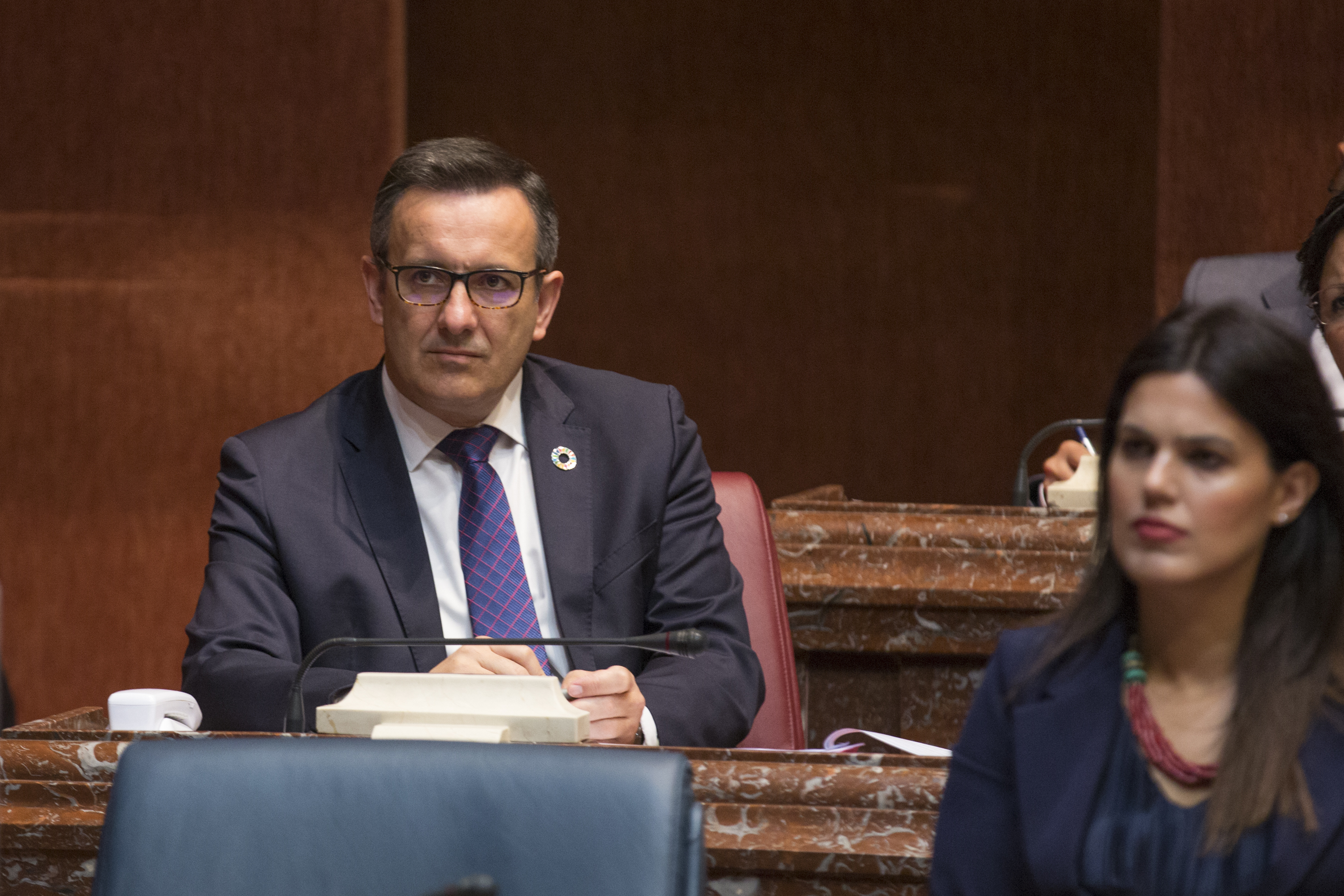 Diego Conesa, portavoz del Grupo Parlamentario Socialista, escucha la intervención del candidato