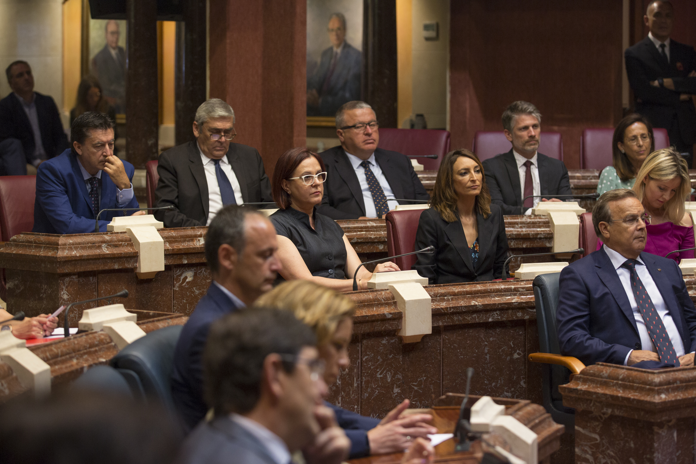 Diputados de Ciudadanos y miembros del Gobierno regional en funciones escuchan al candidato