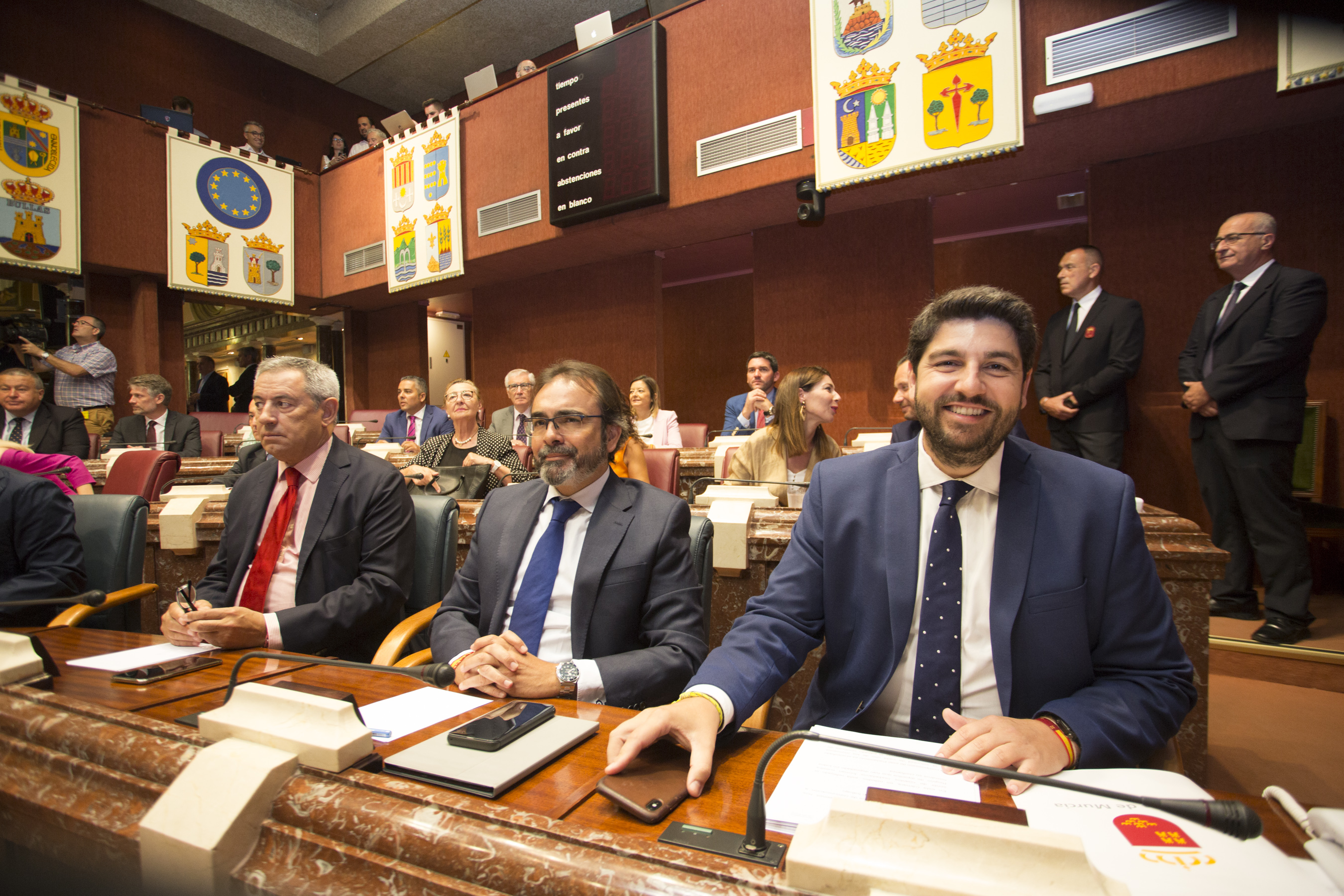 López Miras, candidato a la Presidencia de la Comunidad, antes de intervenir ante el Pleno de la Asamblea