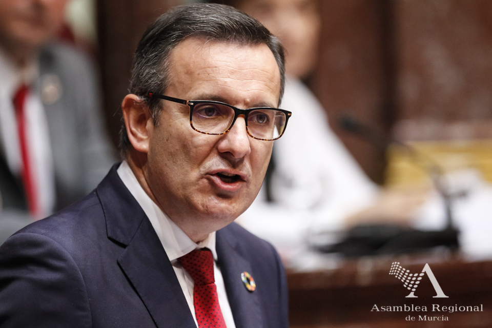 Diego Conesa, portavoz del Grupo Parlamentario Socialista, se ha estrenado hoy en la tribuna de oradores de la Asamblea