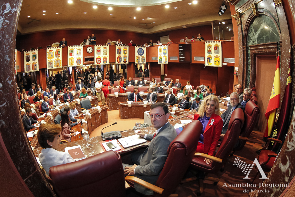 Panorámica del Hemiciclo, minutos antes de comenzar la sesión vespertina del Debate de Investidura