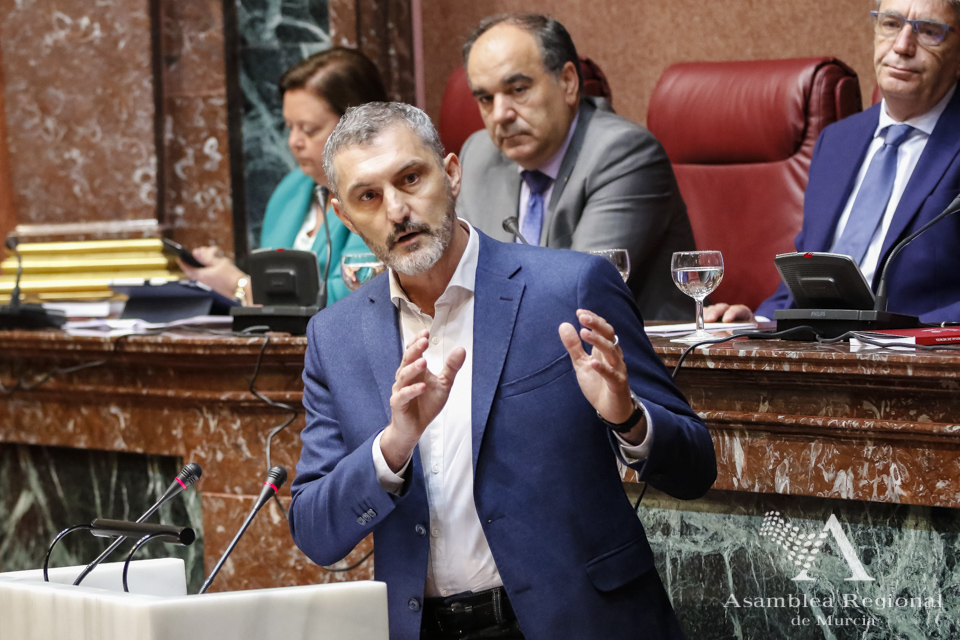 Oscar Urralburu, diputado de Podemos y portavoz del Grupo Mixto, durante el Debate de Investidura