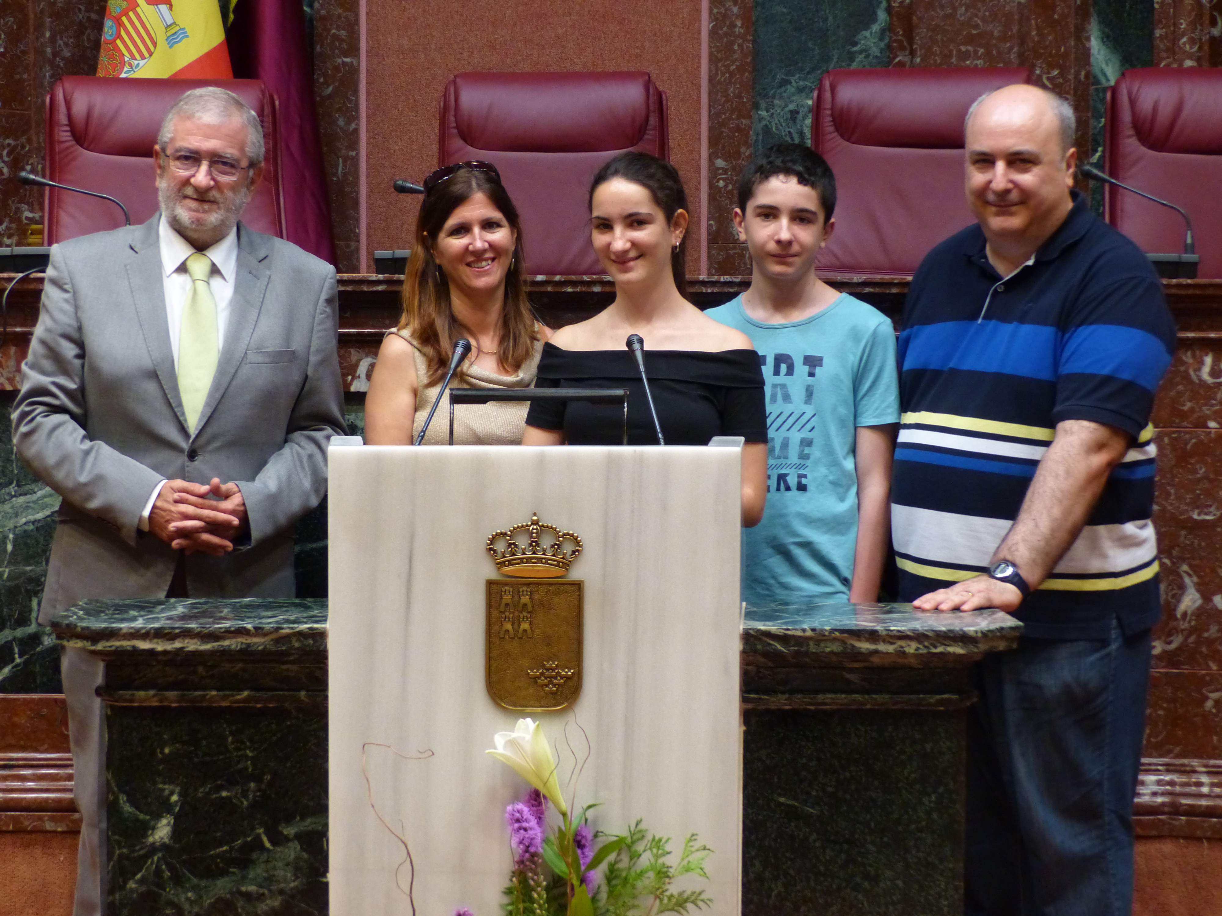 Los padres y el hermano de Sara Frutos posan con el presidente en la tribuna de oradores