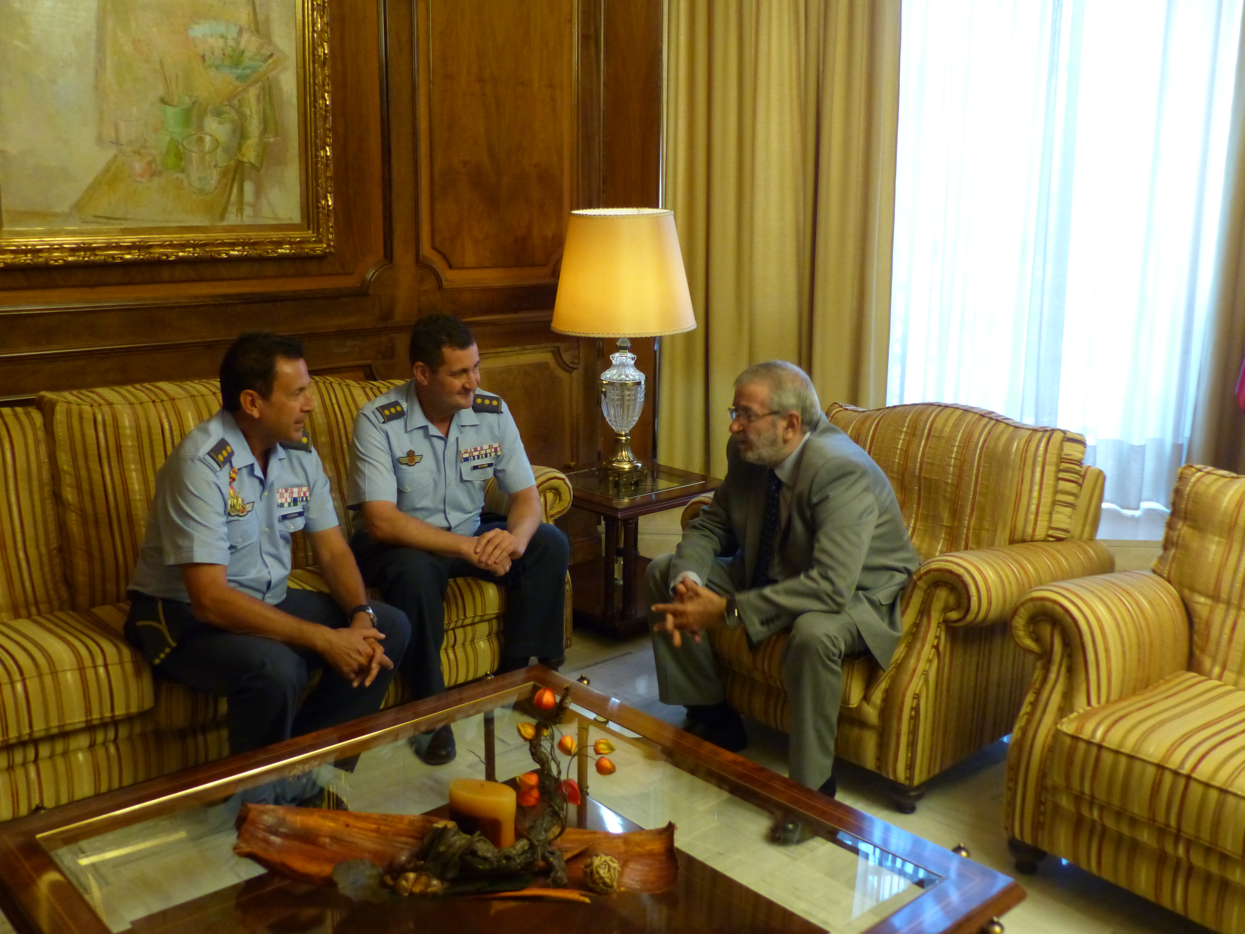Imagen del encuentro entre el presidente Alberto Castillo y con el actual y el futuro coronel director de la Academia General del Aire