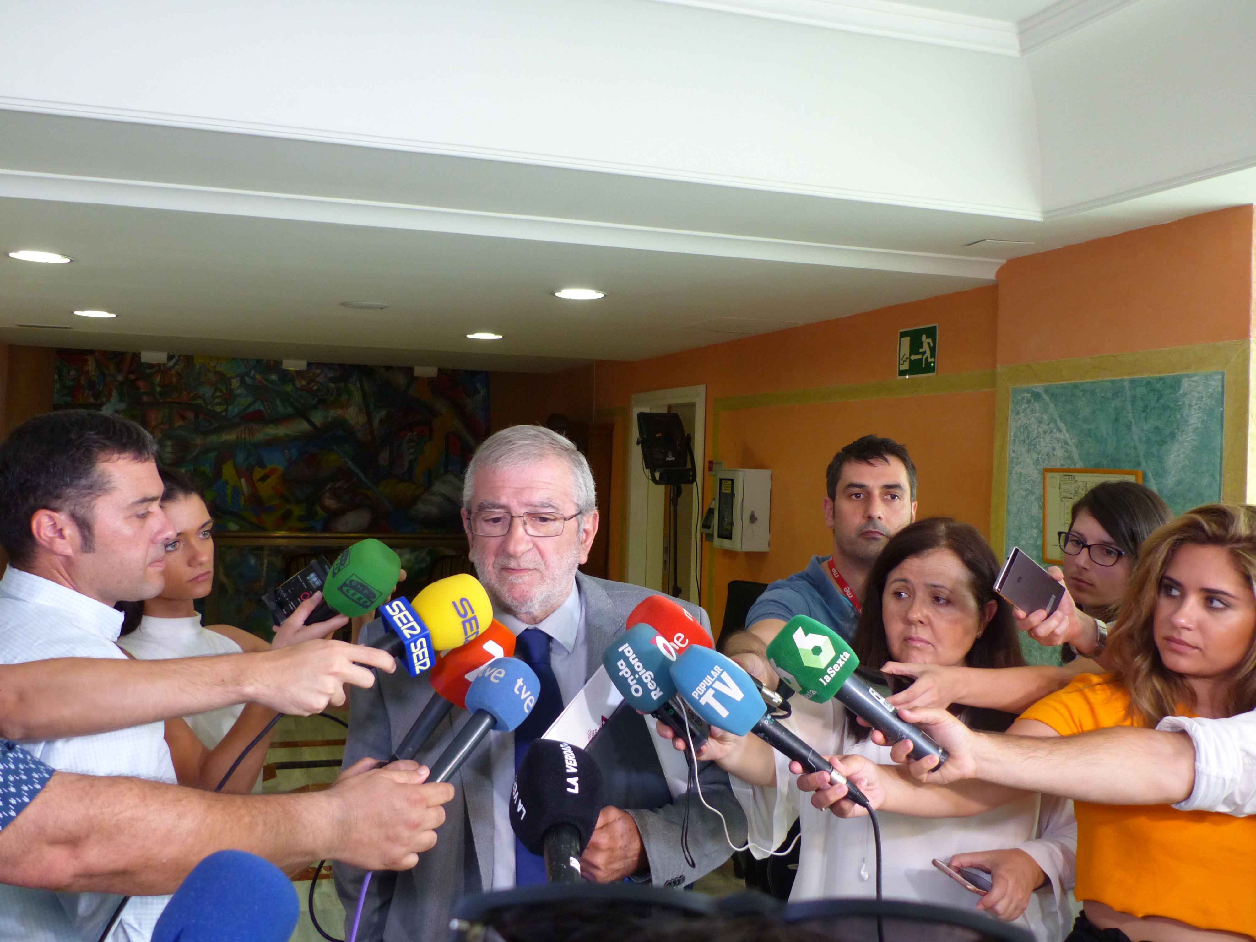 El presidente de la Asamblea comenta ante los medios los acuerdos de la Mesa de la Cámara