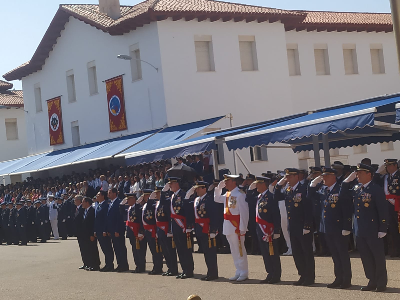 Las autoridades civiles y militares forman para saludar a los Reyes de España