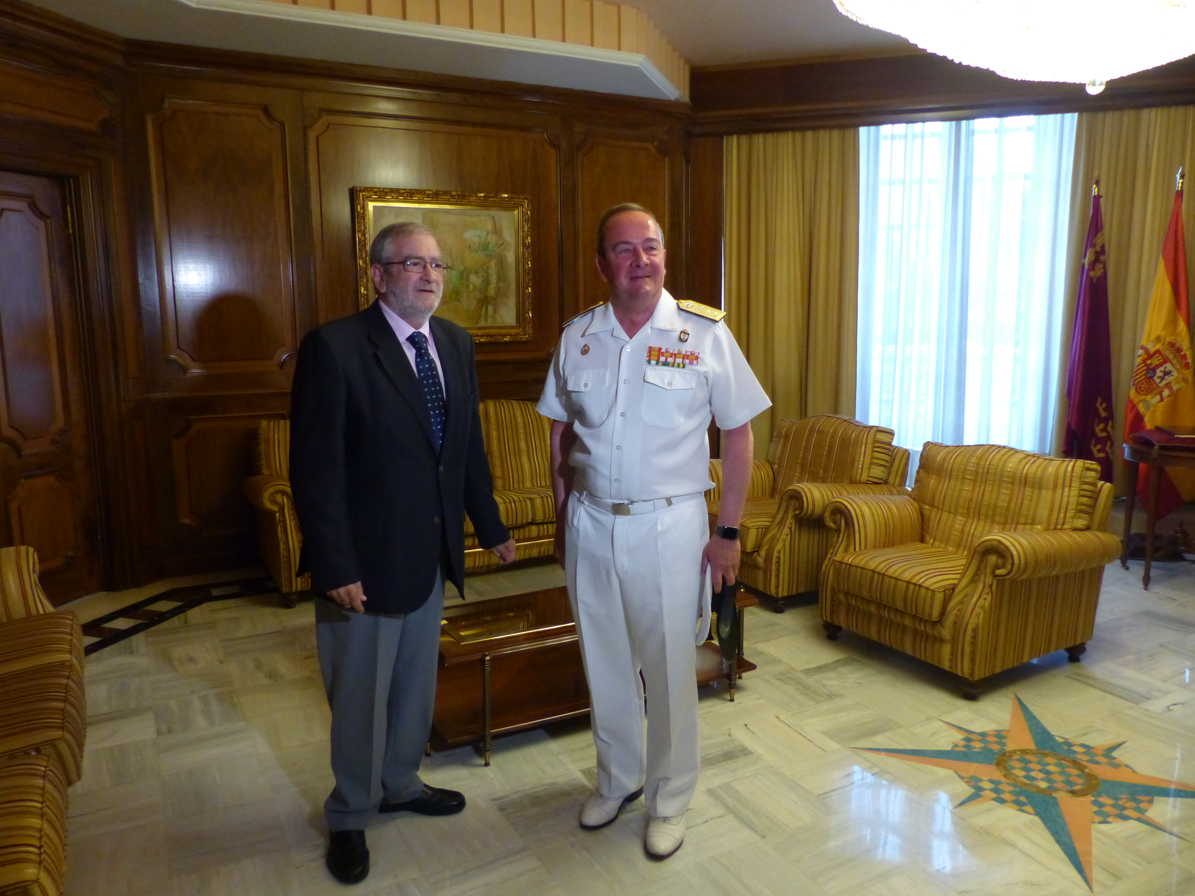 El presidente de la Asamblea, Alberto Castillo, y el almirante de Acción Marítima, Juan Luis Sobrino, antes de comenzar su entrevista