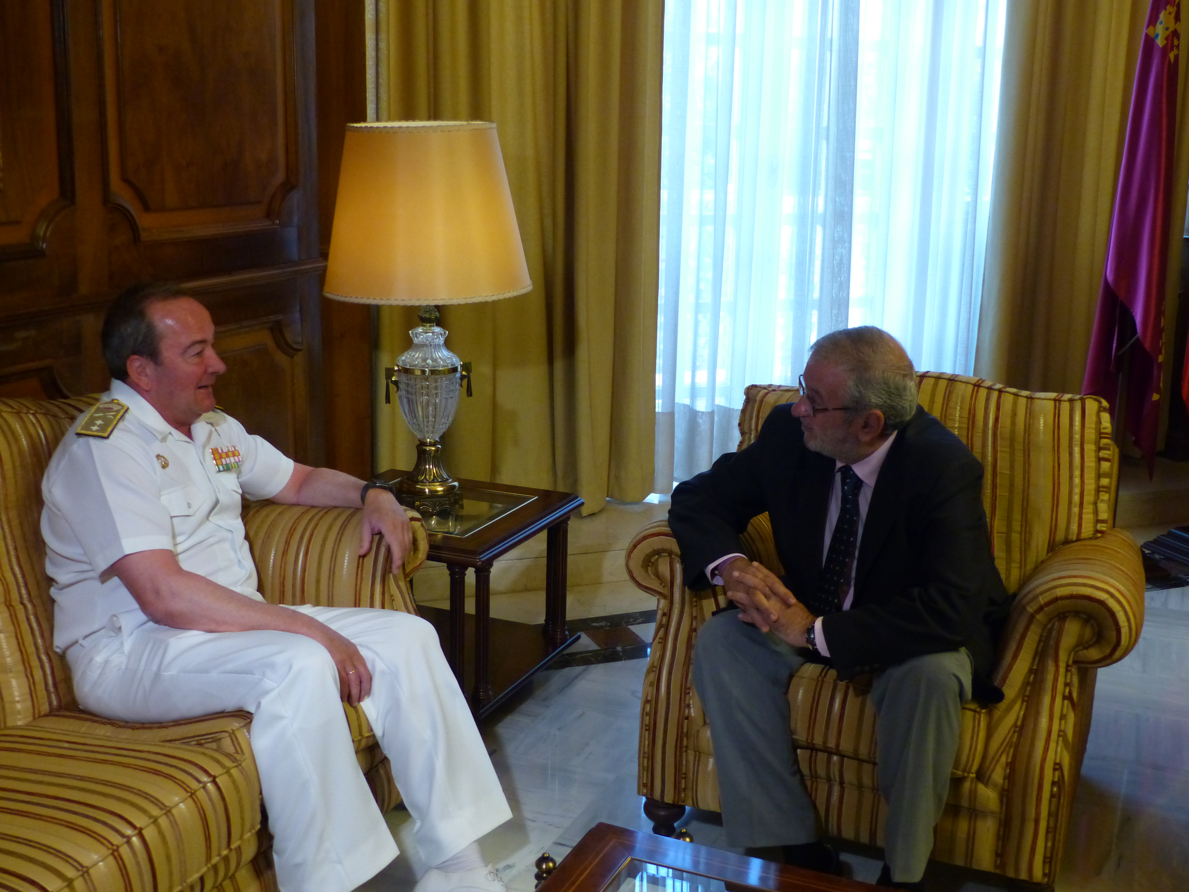 Alberto Castillo y Juan Luis Sobrino intercambian impresiones durante su encuentro
