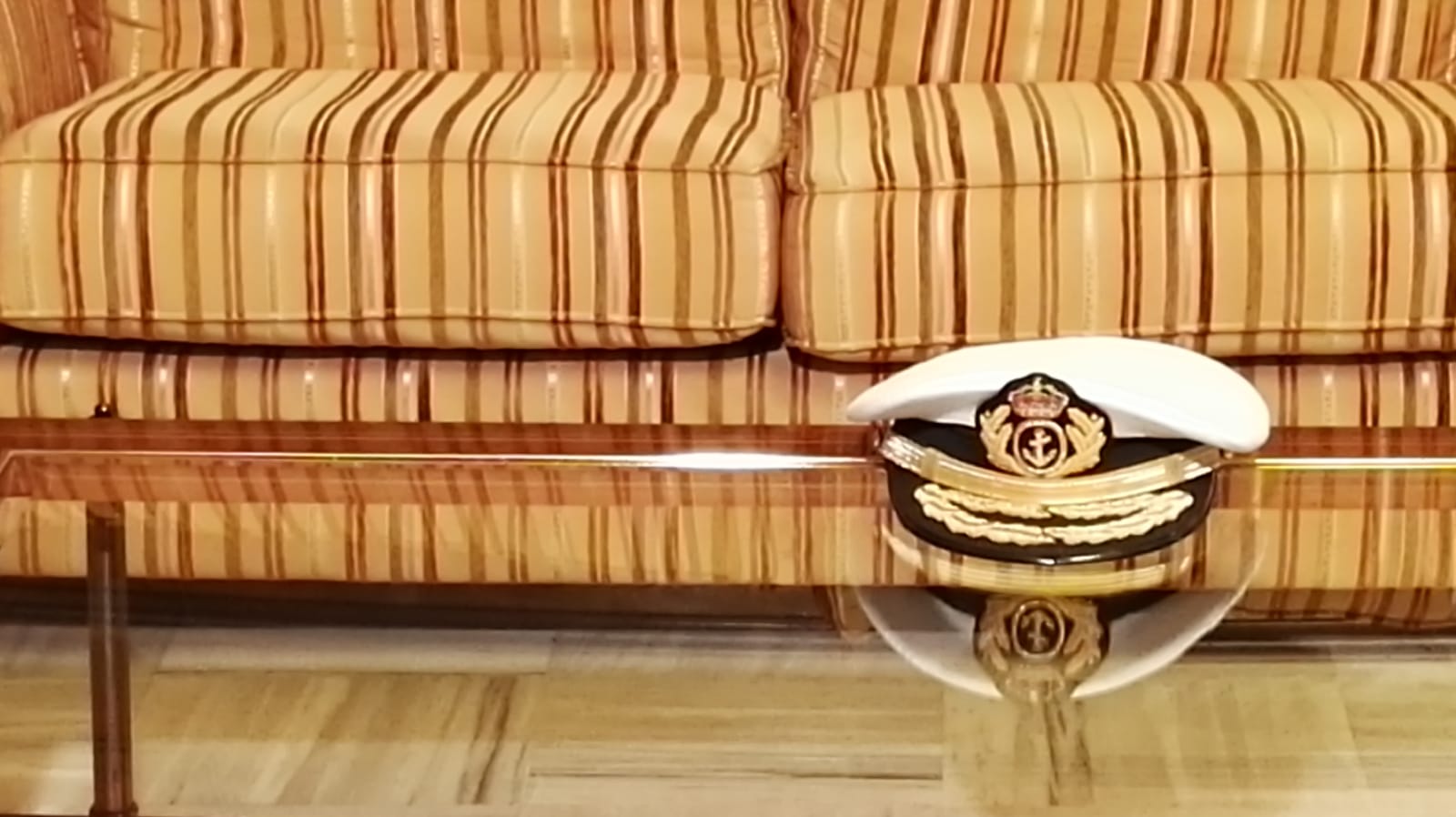 Imagen de la gorra del almirante de Acción Marítima, durante la entrevista con el presidente de la Asamblea