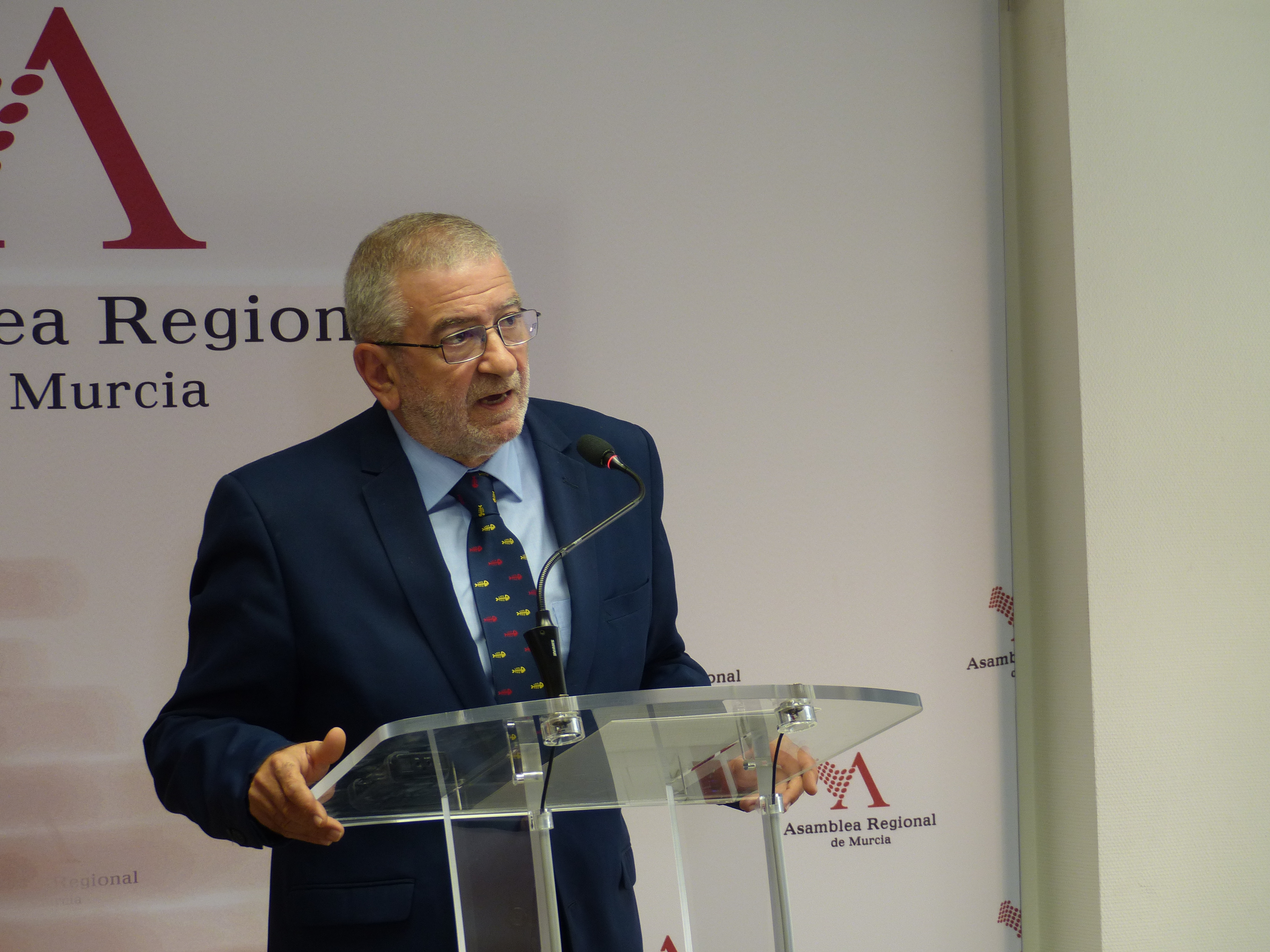 El presidente de la Asamblea, Alberto Castillo, anuncia el inicio de la ronda de consultas