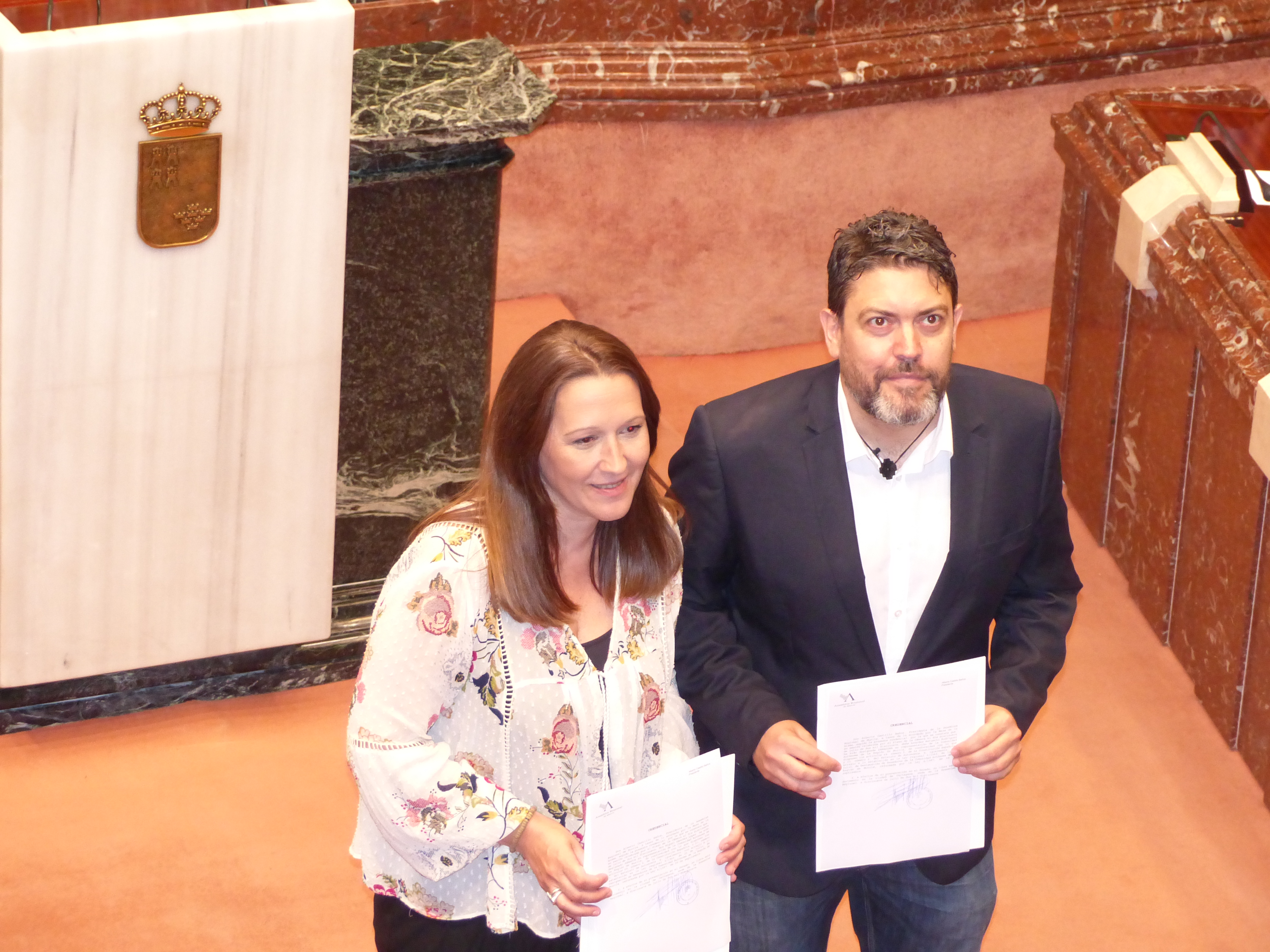 Los nuevos senadores autonómicos muestran sus credenciales a demanda de los medios de comunicación