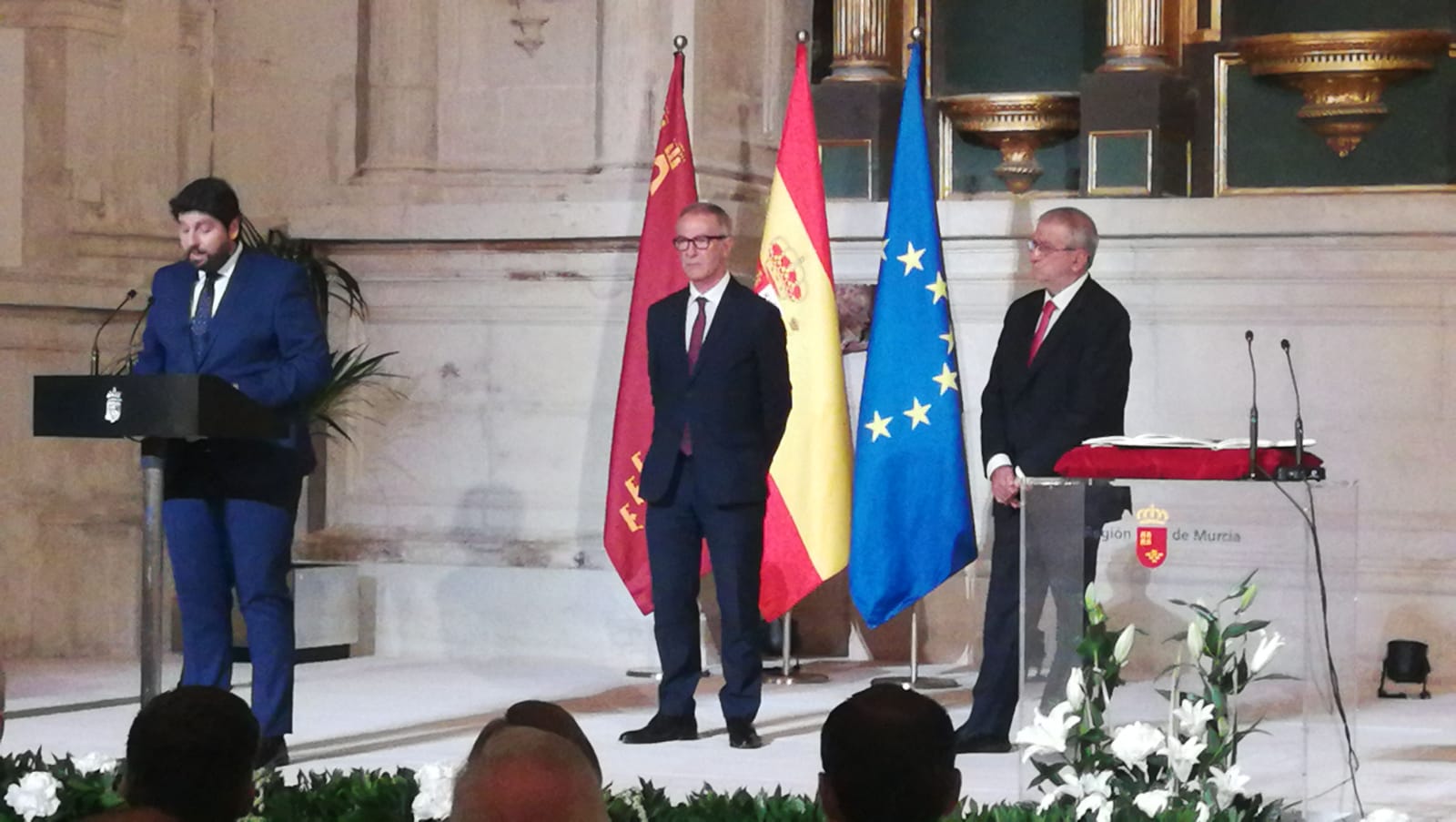 El presidente de la Asamblea, Alberto Castillo y el ministro de Cultura, José Guirao, durante la toma de posesión de López Miras como presidente de la Comunidad Autónoma de Murcia