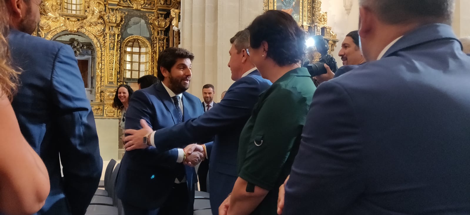 López Miras saluda al diputado de Vox, Pascual Salvador, en presencia de la diputada socialista Magdalena Sánchez Blesa