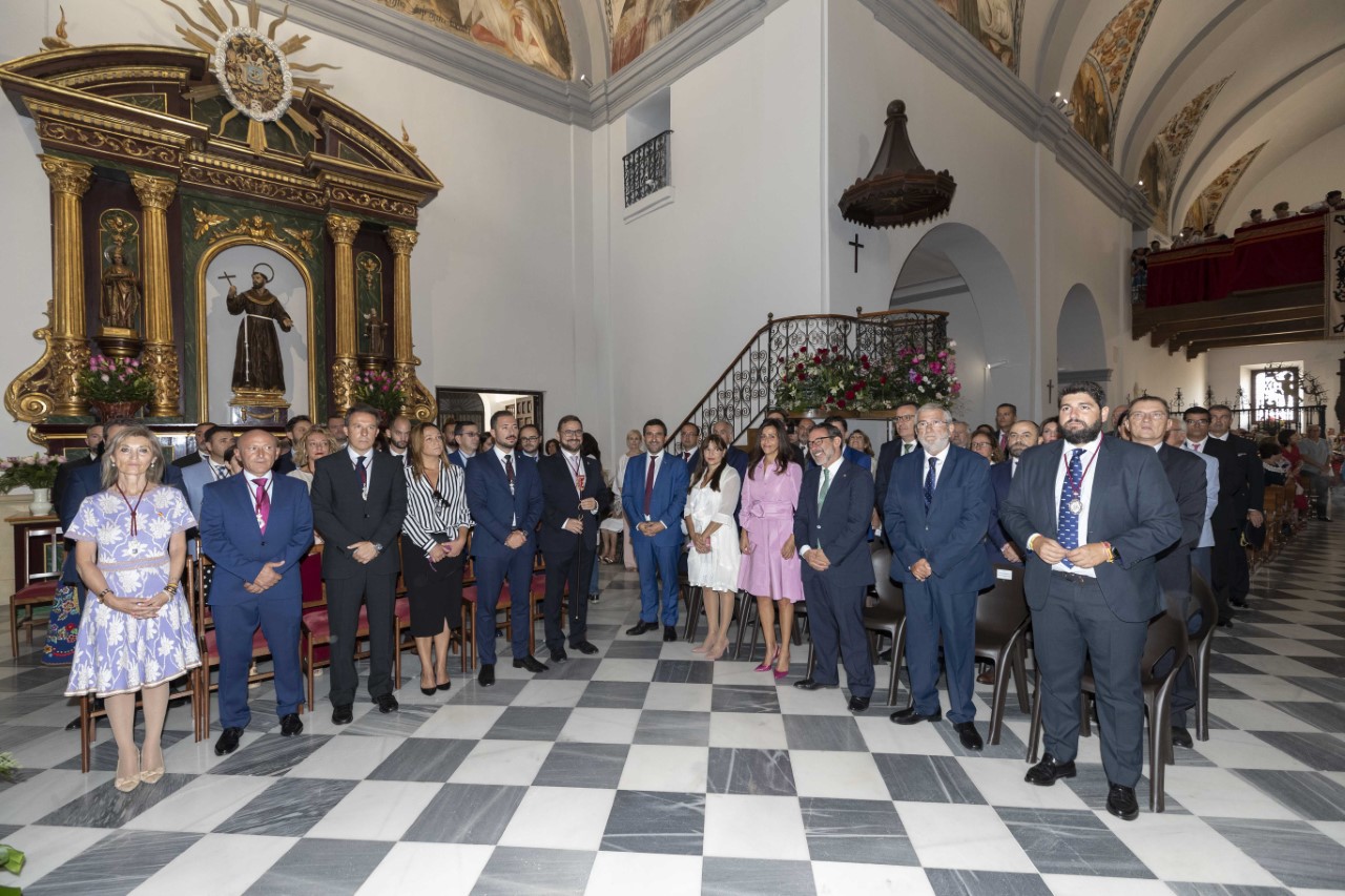 Alberto Castillo, junto a Fernando López Miras y otros asistentes a la conmemoración del 75 aniversario de la coronación de la Virgen de las Huertas