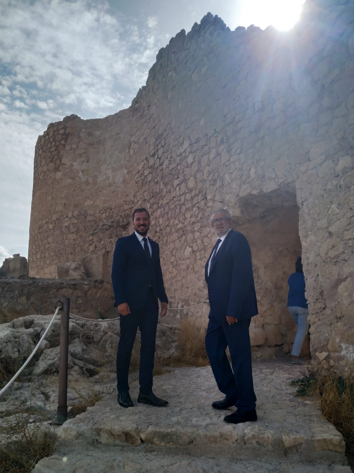 Alberto Castillo y Francisco Morales junto a la Fortaleza del Sol