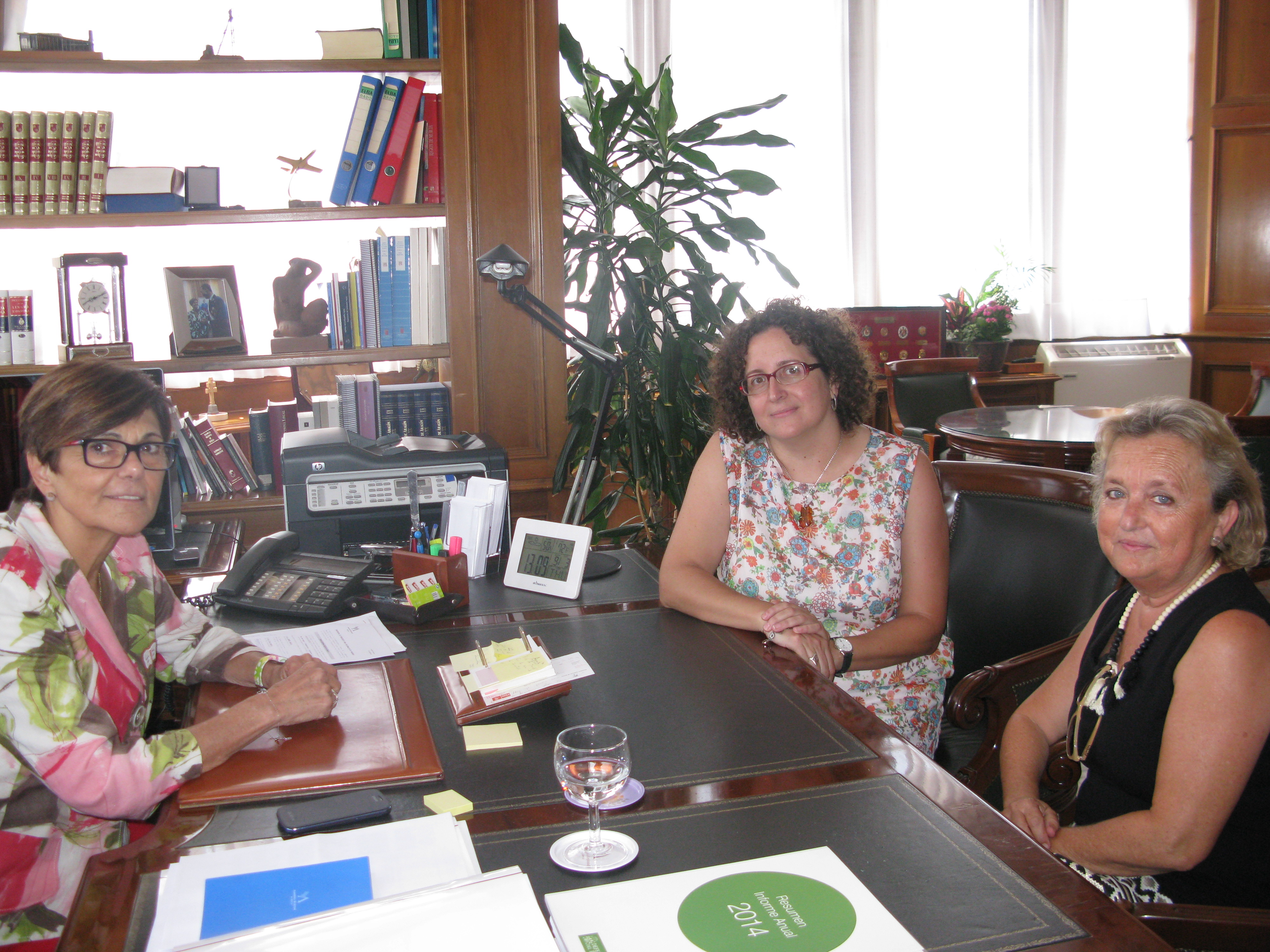 La presidenta de la Asamblea, Rosa Peñalver, habla con las abogadas Esther Martos y Teresa Balsalobre, sobre el Congreso que se celebrará en Cartagena