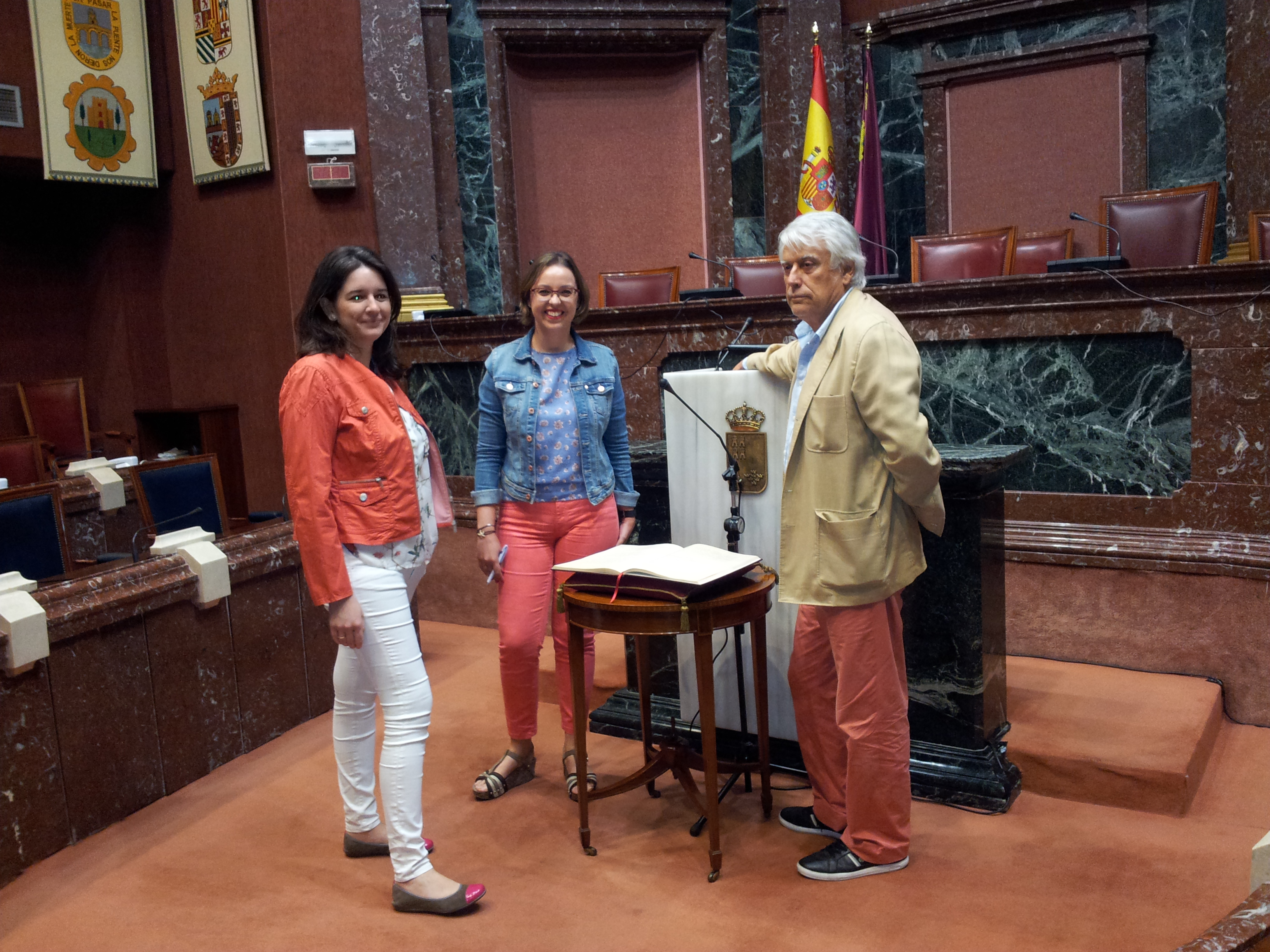 Los diputados electos que formarán la Mesa de Edad supervisan el Hemiciclo