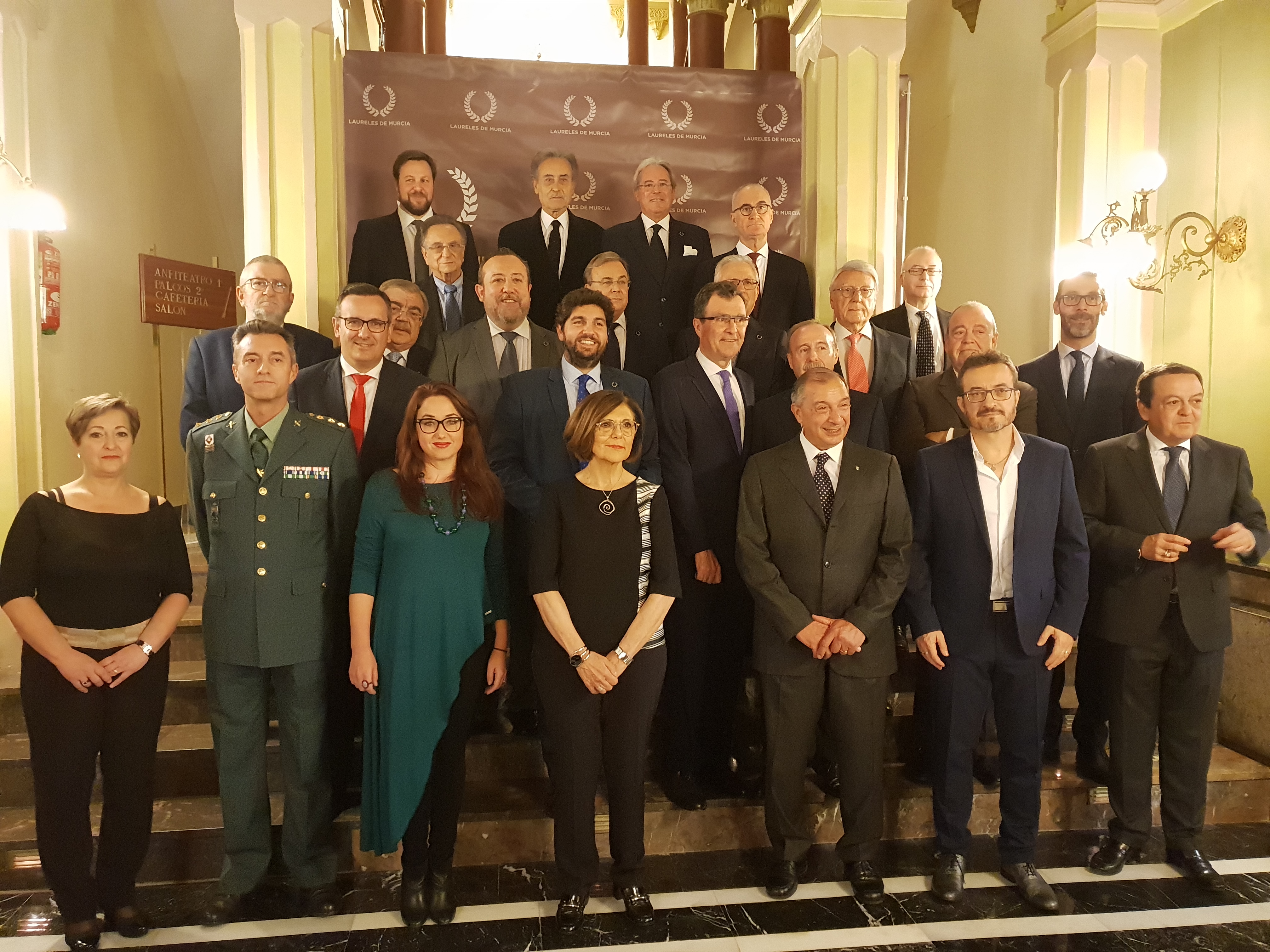 La presidenta recoge el ‘Laurel de Murcia Extraordinario’ a los padres del Estatuto de Autonomía