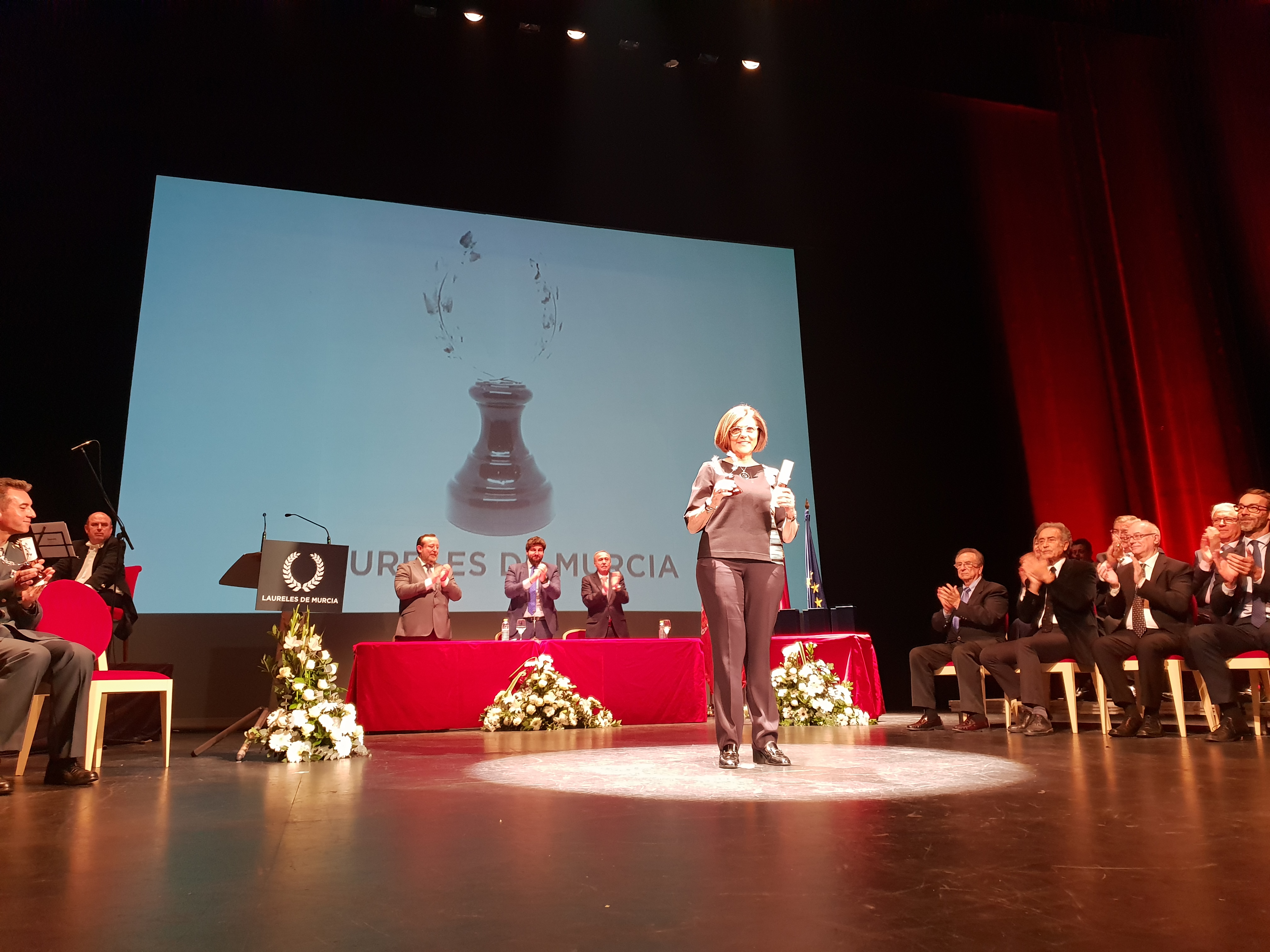 La presidenta recoge el ‘Laurel de Murcia Extraordinario’ a los padres del Estatuto de Autonomía