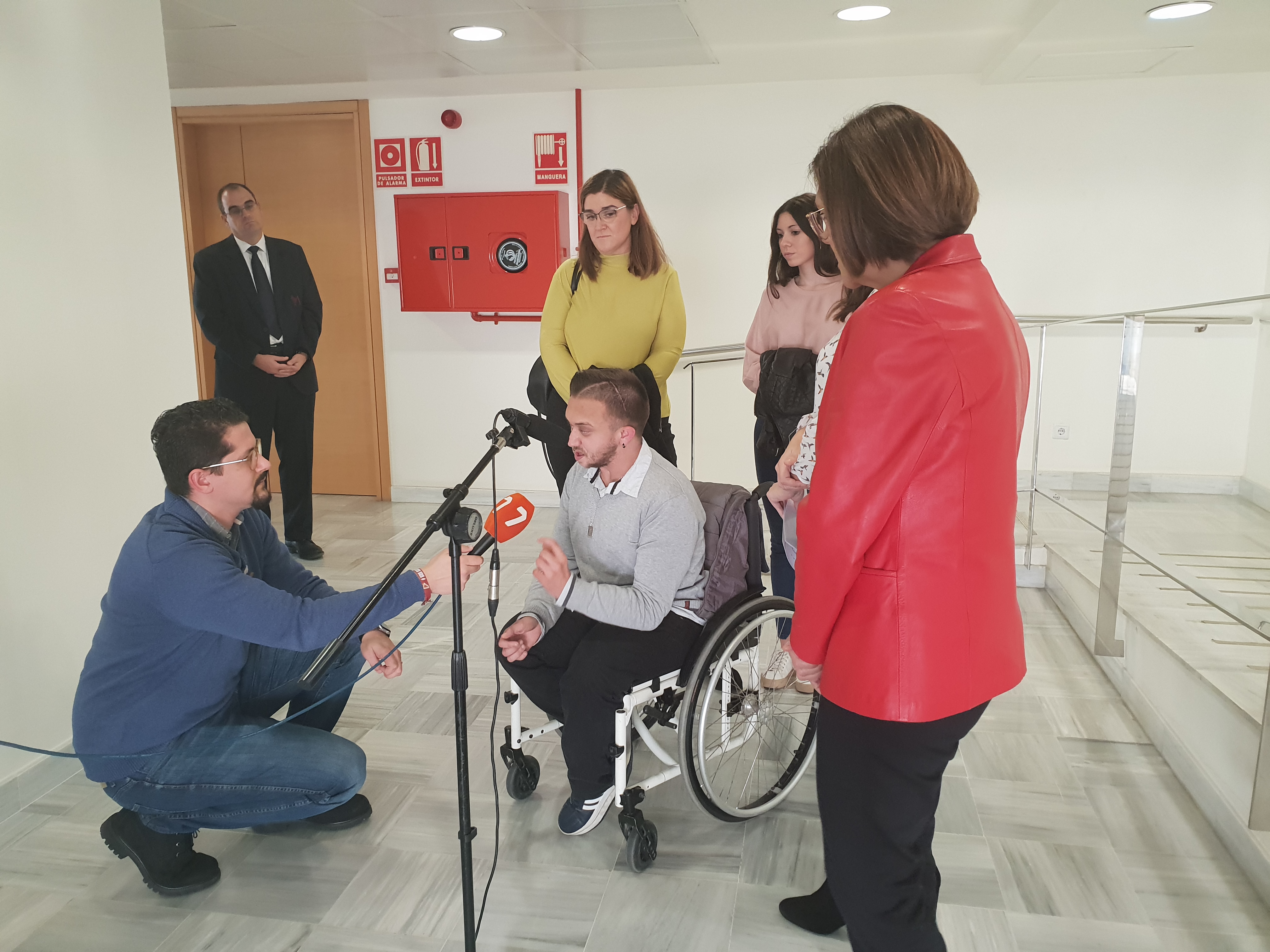 La presidenta de la Asamblea Regional, Rosa Peñalver, recibe a Auxilia Murcia